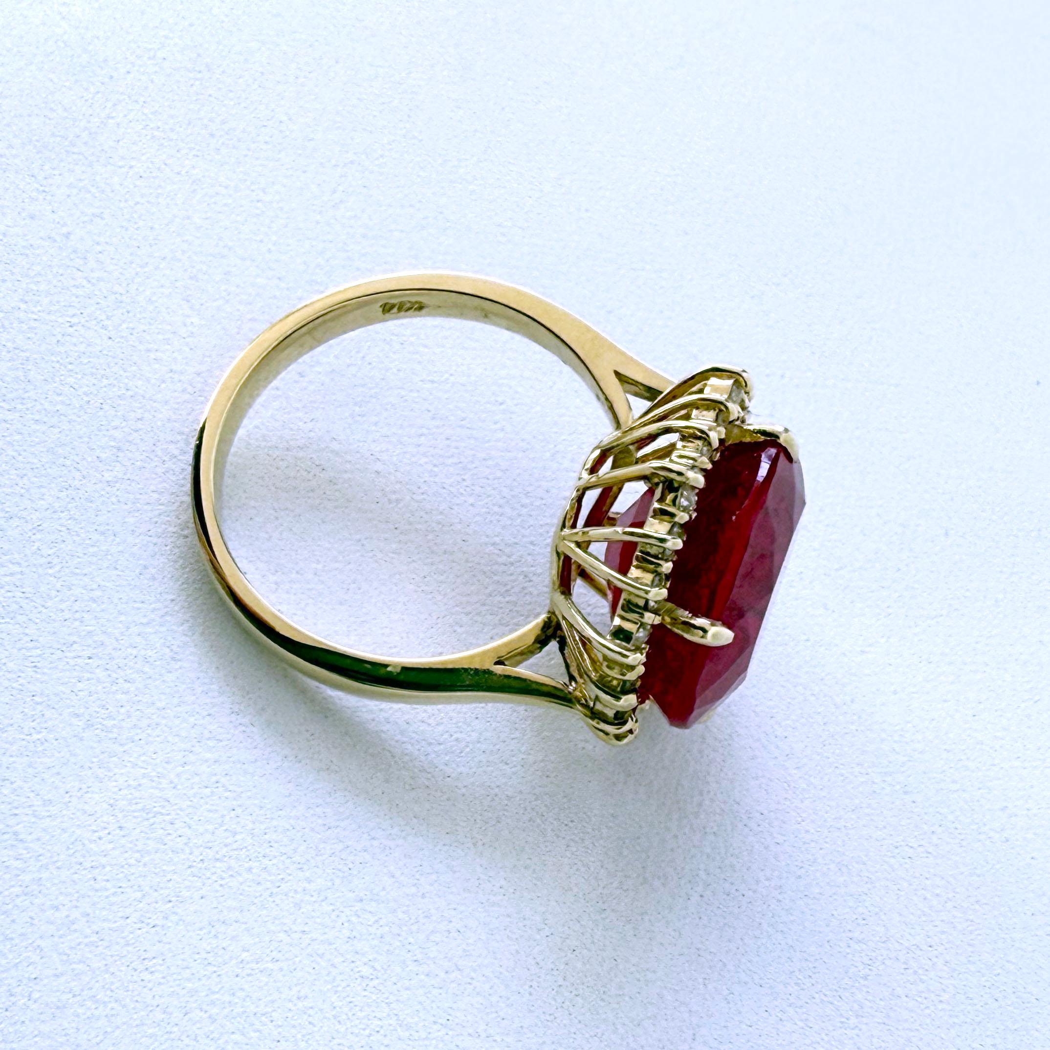 Taille coussin Marina J., bague rubis de 9,5 carats avec diamants et or jaune massif 14 carats en vente