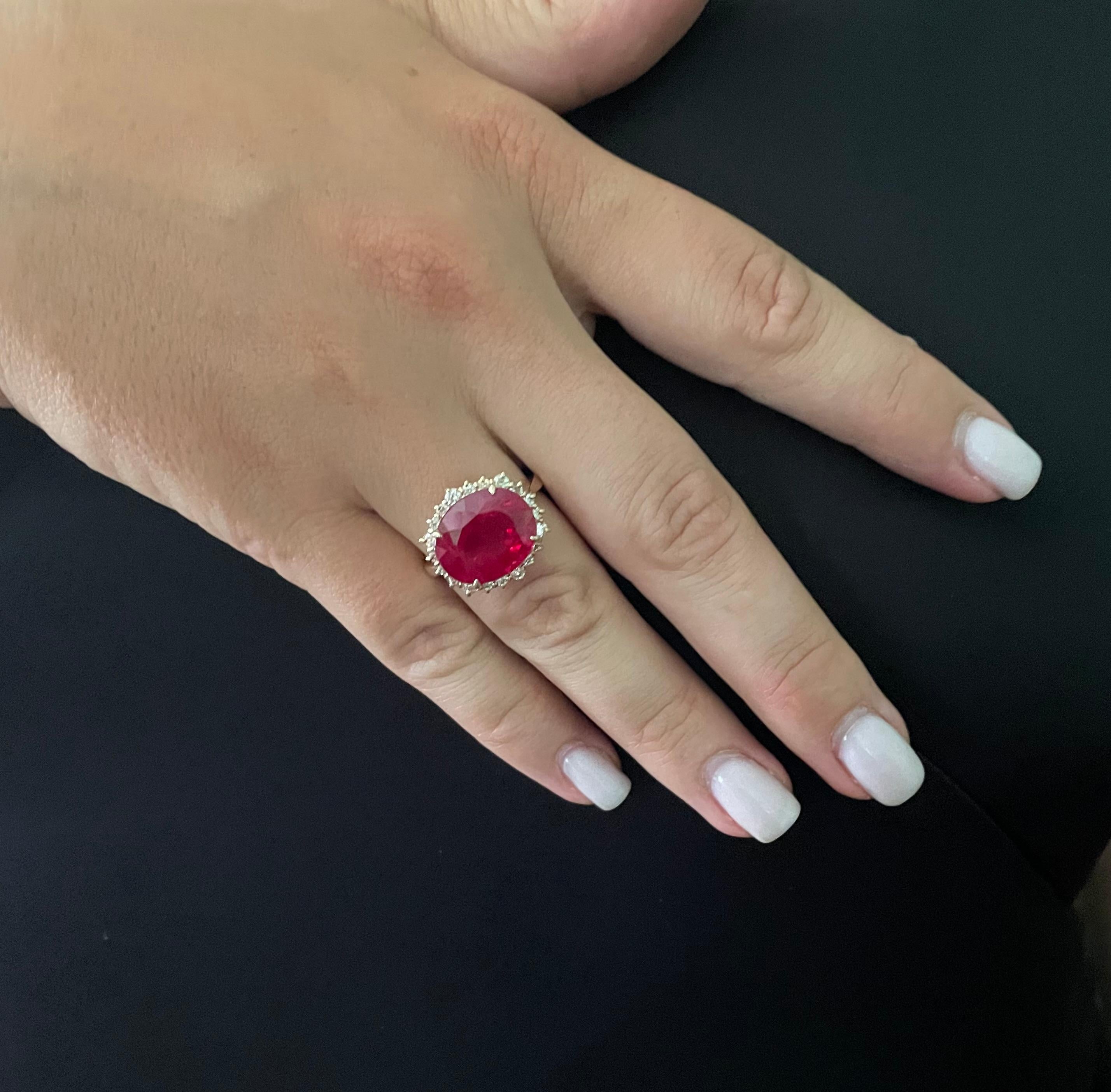 Artisan Marina J., bague rubis de 9,5 carats avec diamants et or jaune massif 14 carats en vente