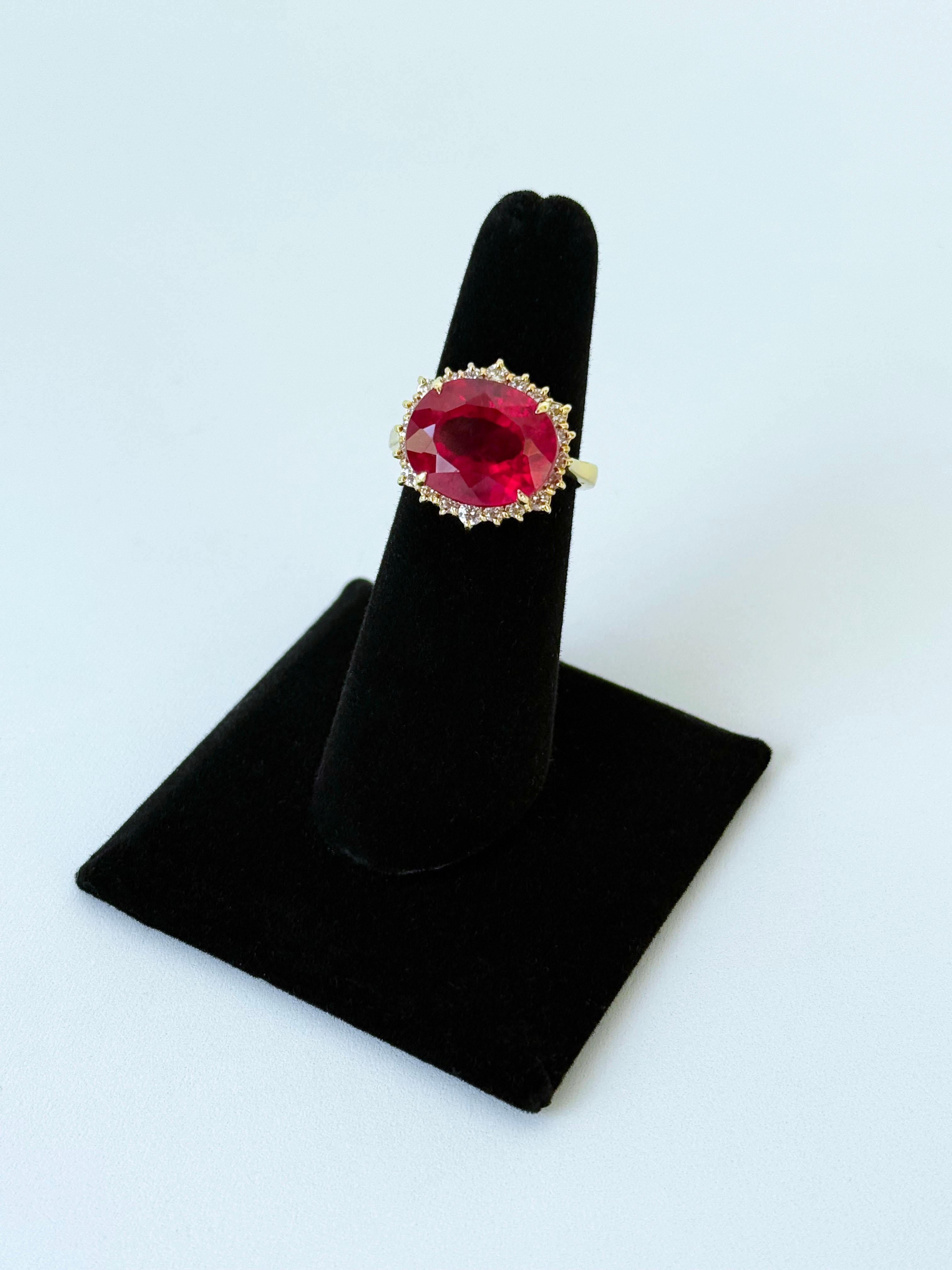 Marina J., bague rubis de 9,5 carats avec diamants et or jaune massif 14 carats en vente 1