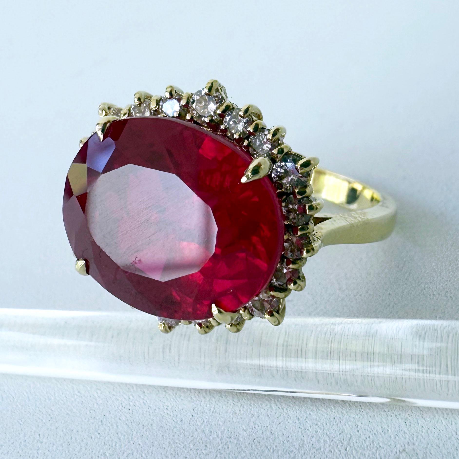 Marina J., bague rubis de 9,5 carats avec diamants et or jaune massif 14 carats en vente 2