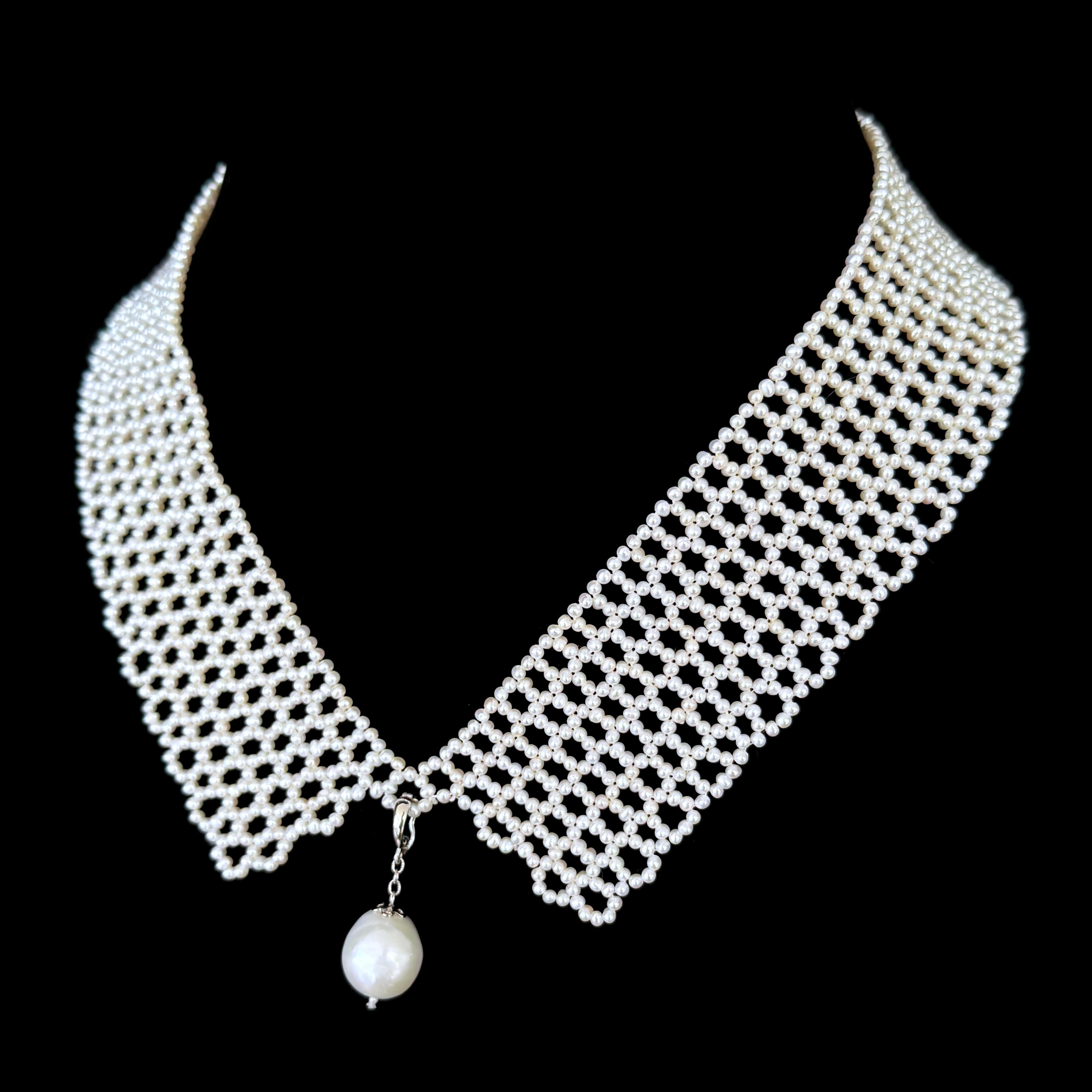 Questa collana regolabile è realizzata con perle di semi, tutte intricatamente intrecciate tra loro in un disegno simile a un merletto, ispirato ai gioielli del vecchio mondo e dell'epoca vittoriana. La collana imita il colletto di una camicia,