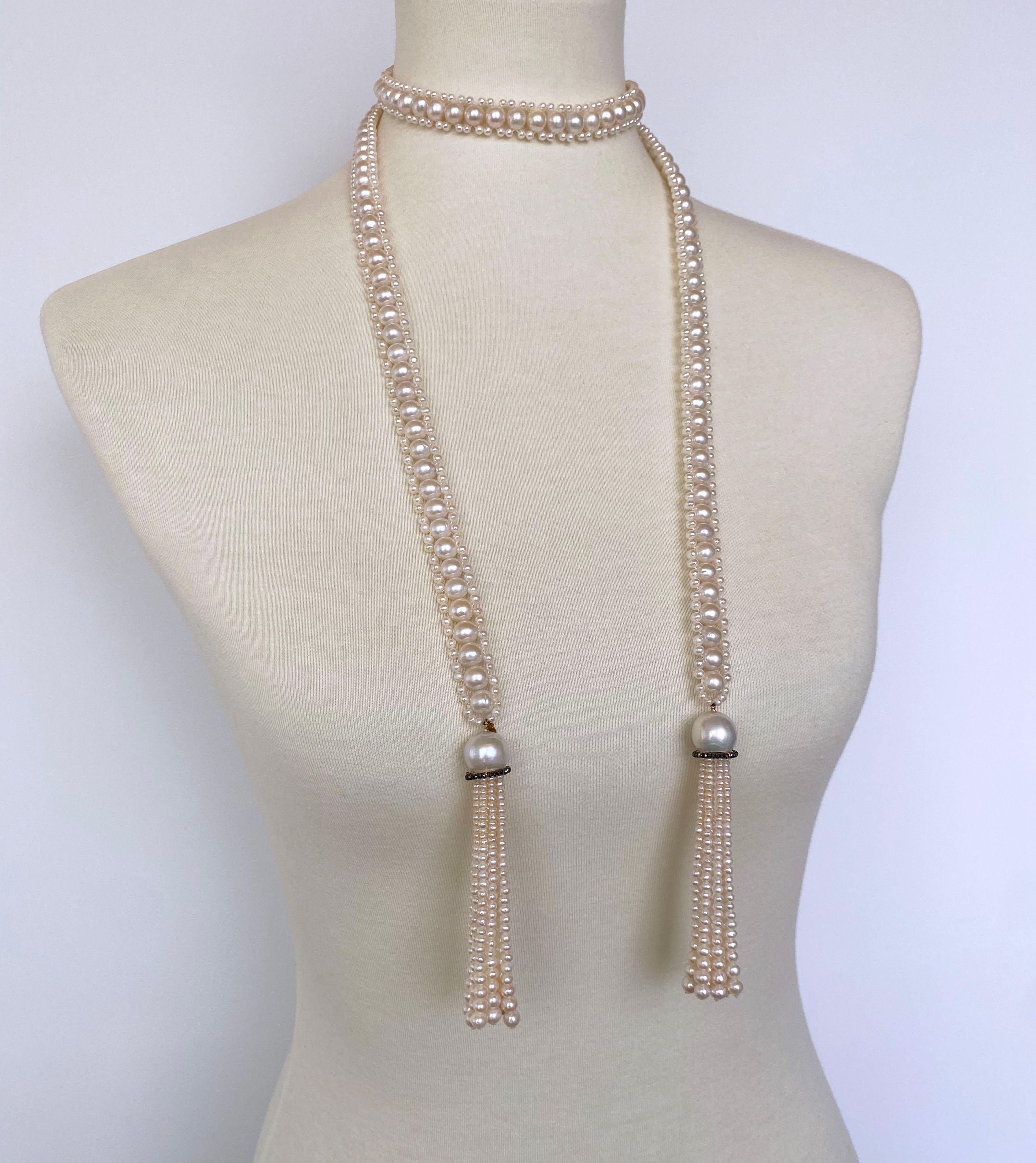 Classico di Marina J. Sautoir. Un pezzo intrecciato a mano con perline di perle ad alta lucentezza (dimensioni 2,5-3 mm / 6,5-7 mm) che mostrano un'iridescenza selvaggia alla luce. Ogni estremità del Sautoir si incontra con una nappina graduata di 4