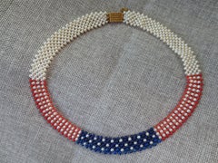 Marina J. Amerikanische Flaggen-Halskette mit Perle, Koralle, Lapis und vergoldeter Schließe