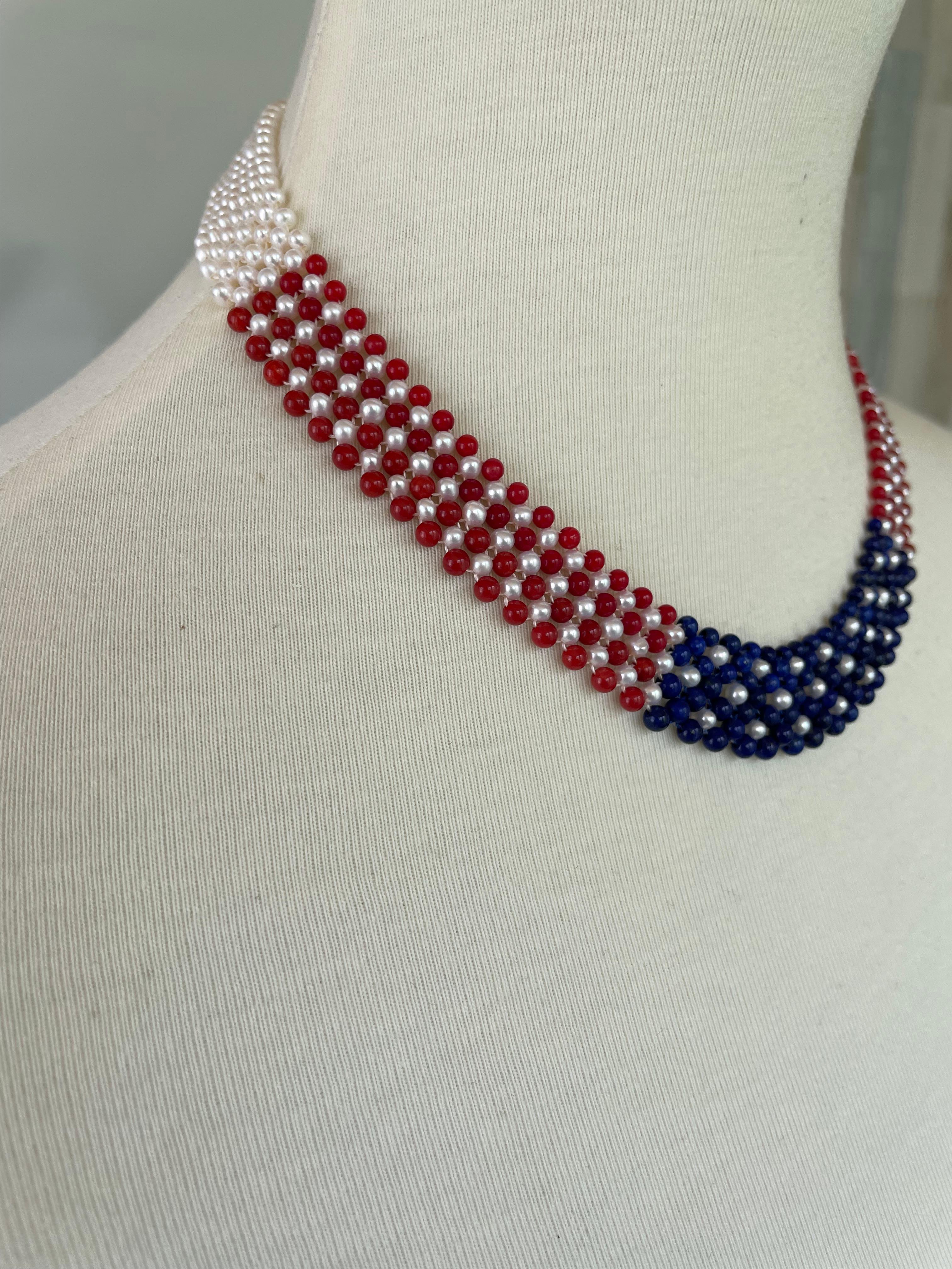 Marina J. Collier de perles, corail et lapis tissés avec or jaune 14 carats, représentant le drapeau américain en vente 6