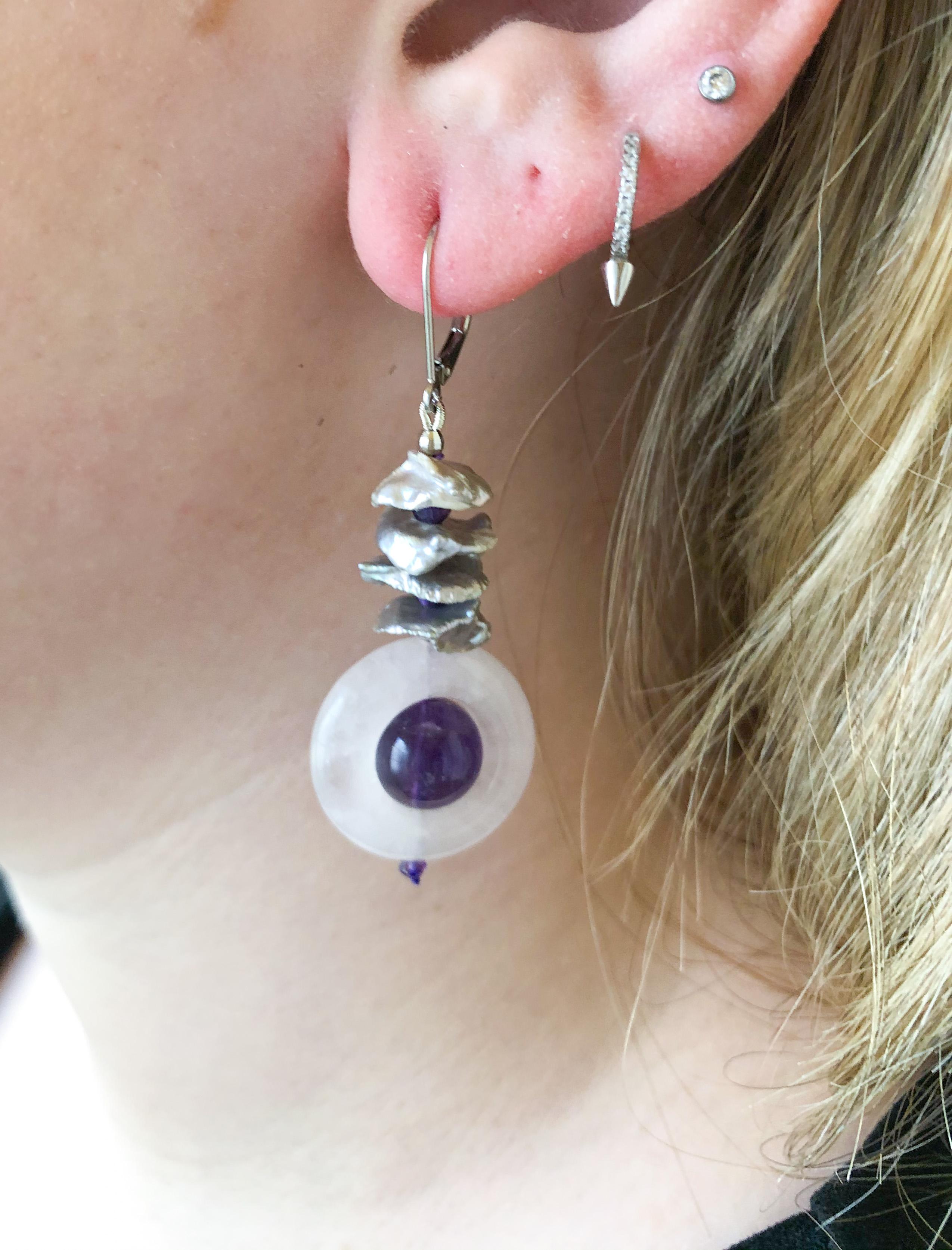 Marina J. Orecchini con ametista, quarzo rosa e perla grigia in oro bianco 14 kt. In condizioni Nuovo in vendita a Los Angeles, CA