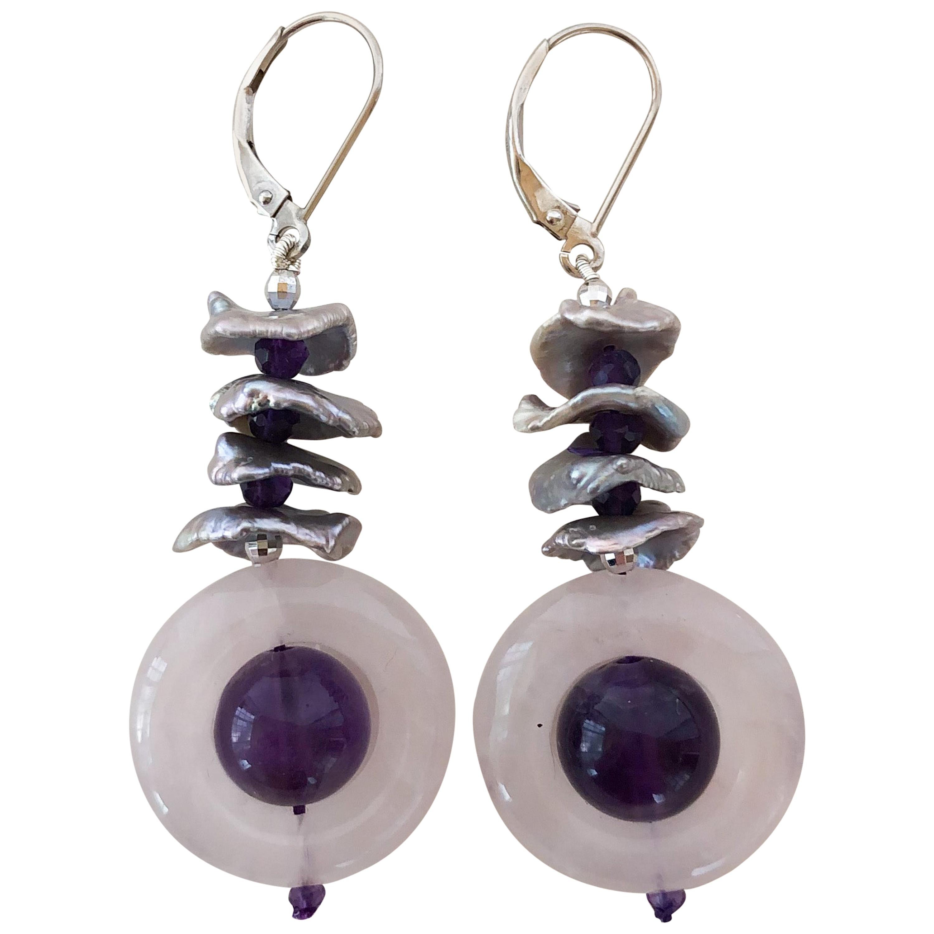 Boucles d
oreilles en améthyste, quartz rose et perles grises avec or blanc 14 carats de Marina J.