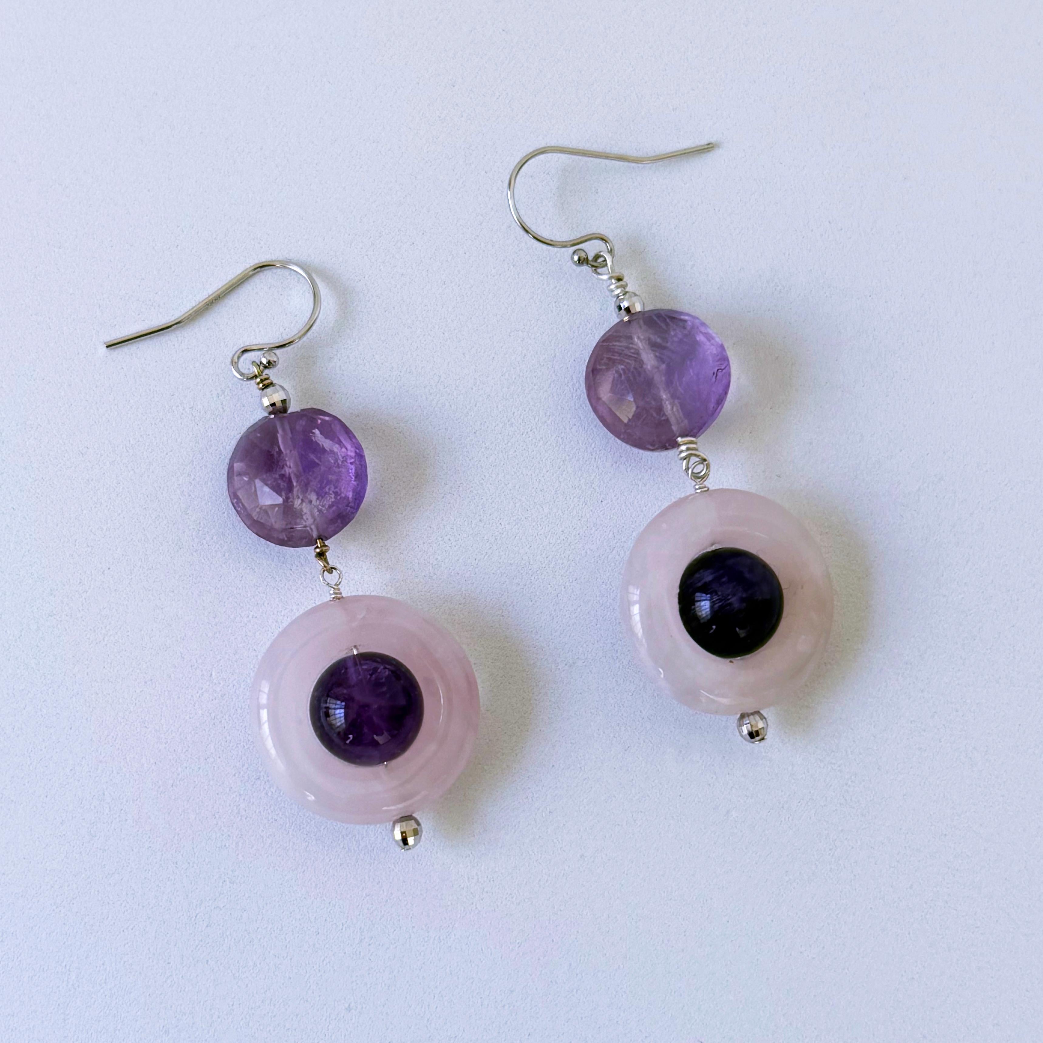 Cette paire est composée d'une perle d'améthyste ronde encapsulée dans des beignets de quartz rose suspendus à des améthystes facettées. La paire comprend des perles 