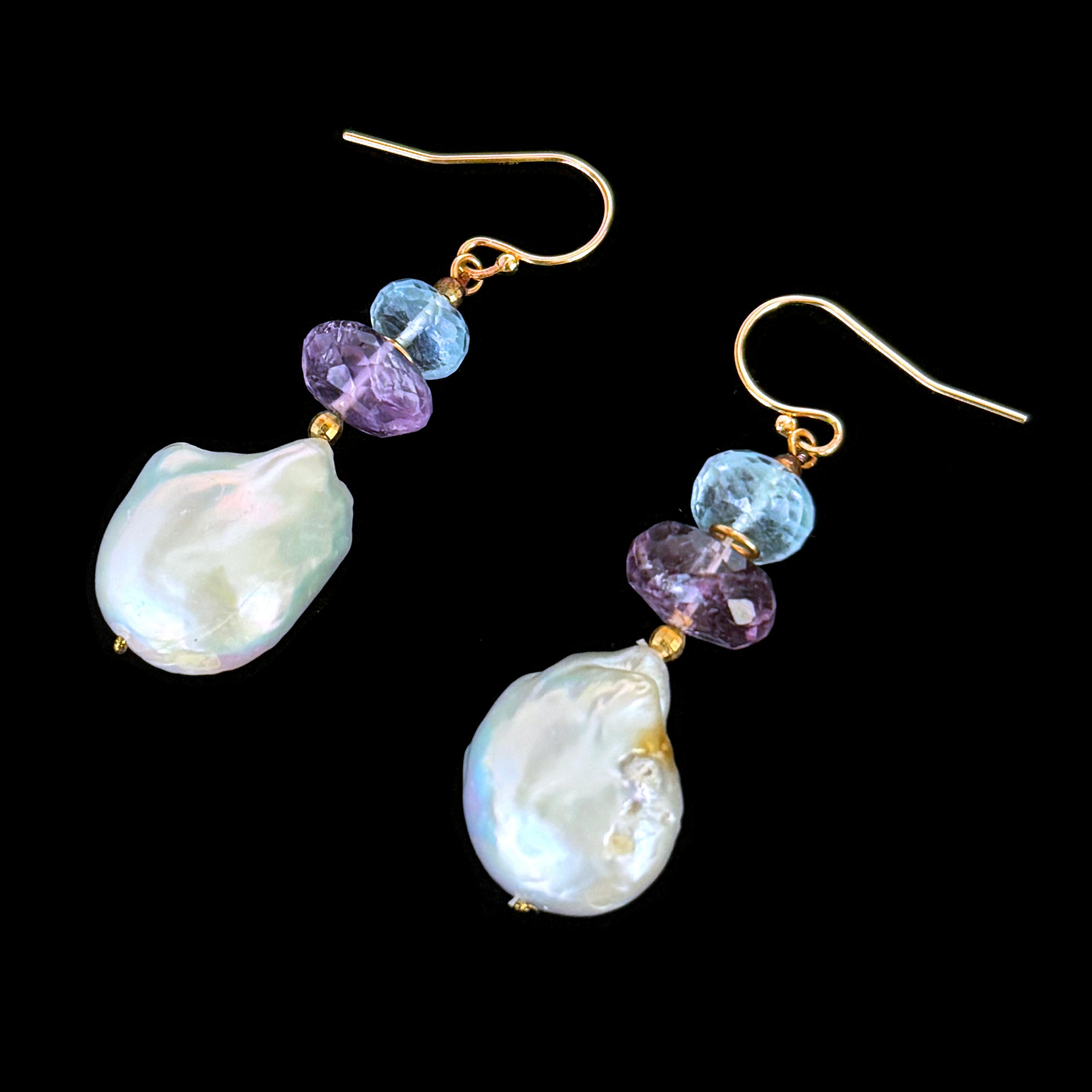 Artista Marina J. Orecchini tondi di acquamarina e ametista con perle barocche e gancio d'oro in vendita