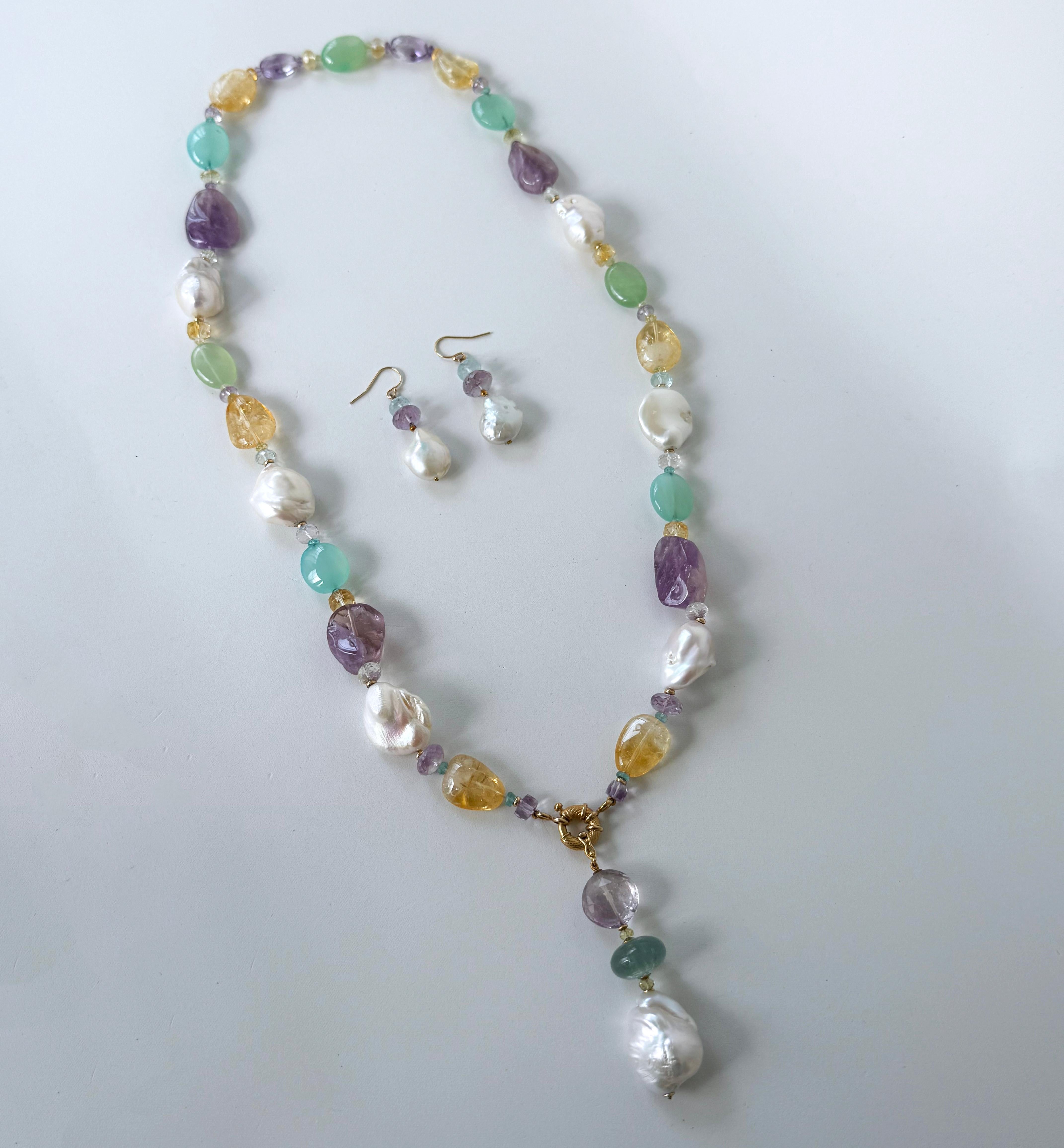 Perlina Marina J. Orecchini tondi di acquamarina e ametista con perle barocche e gancio d'oro in vendita