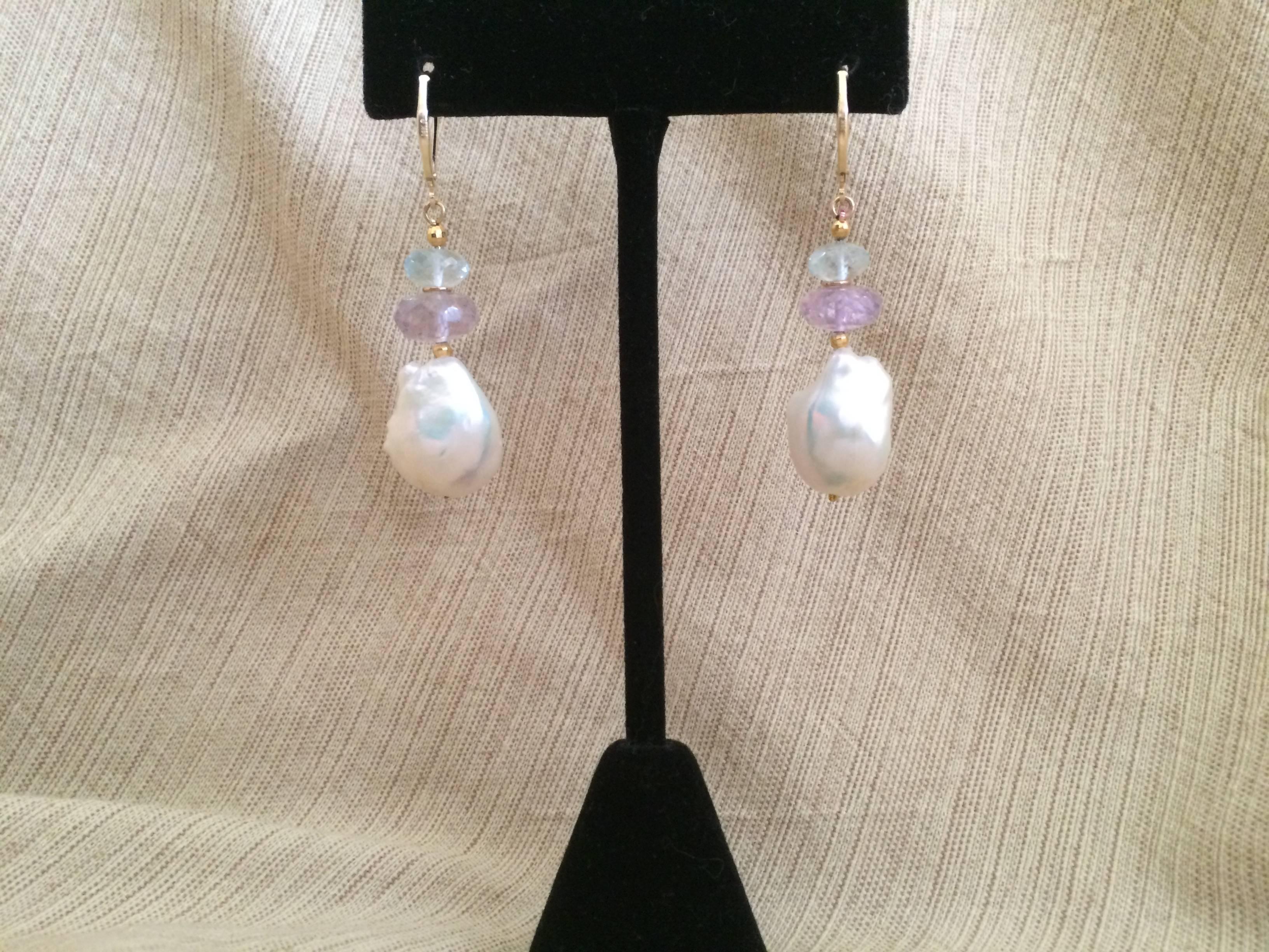 Donna Marina J. Orecchini tondi di acquamarina e ametista con perle barocche e gancio d'oro in vendita