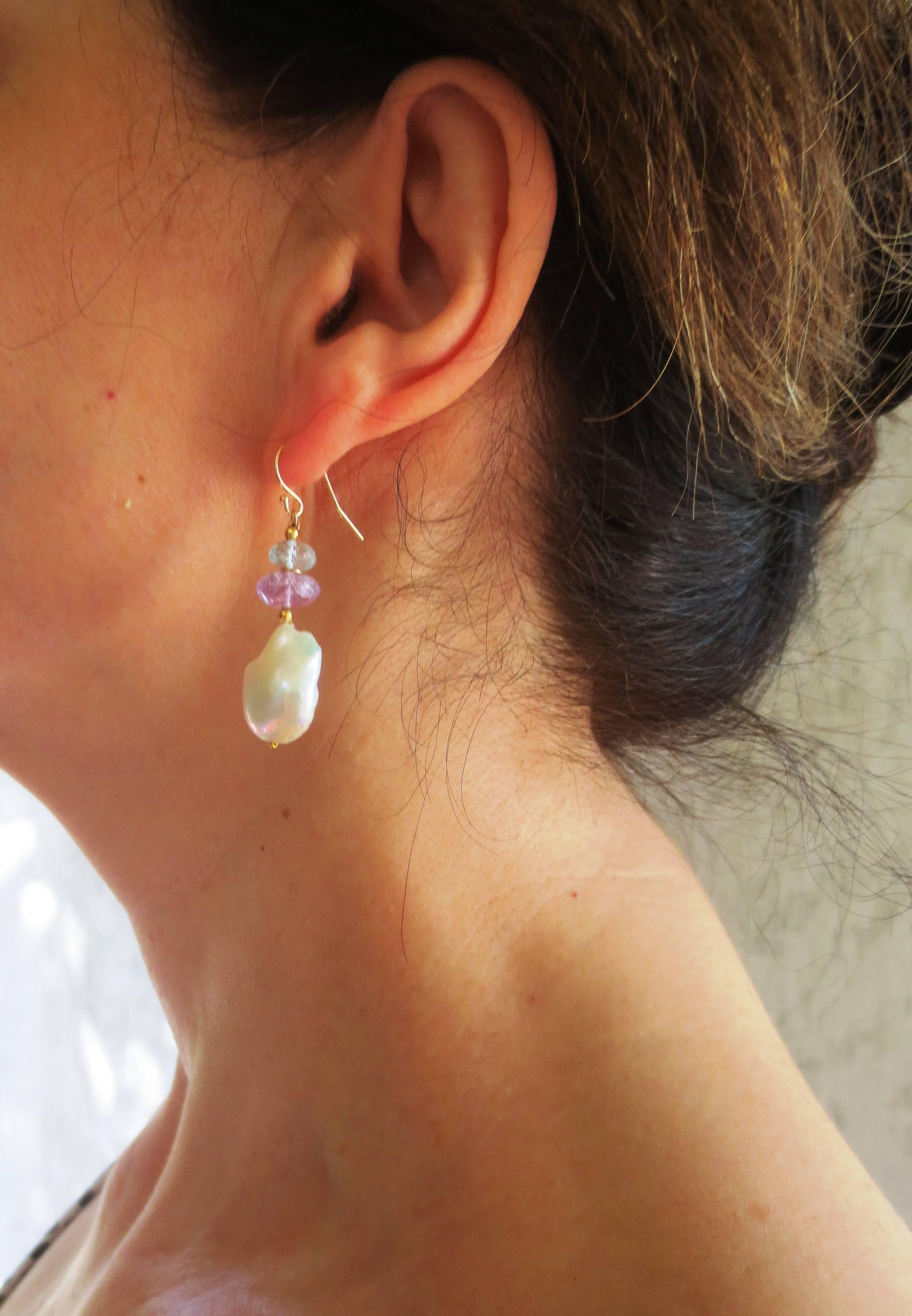 Marina J. Orecchini tondi di acquamarina e ametista con perle barocche e gancio d'oro in vendita 1