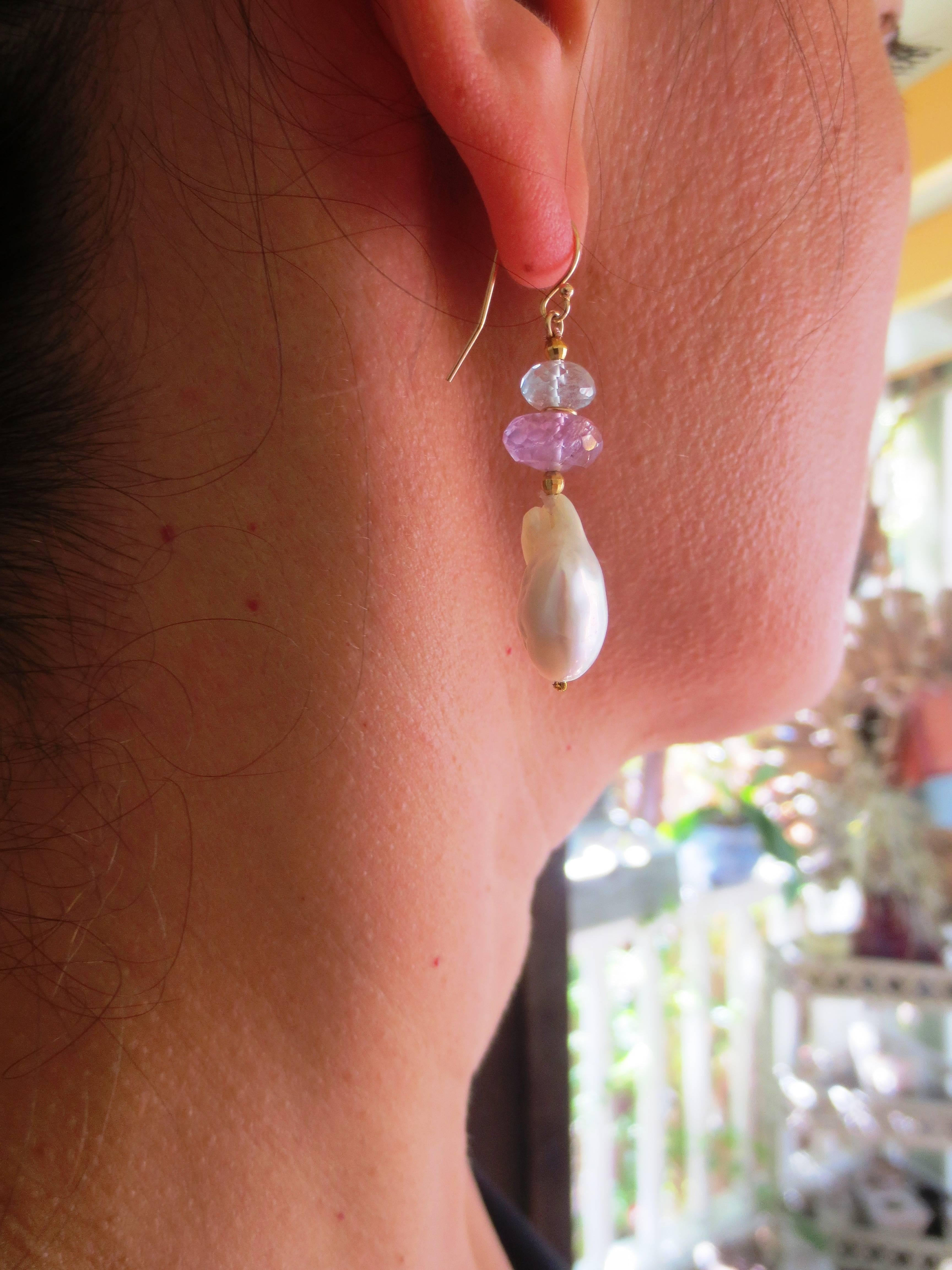 Marina J. Orecchini tondi di acquamarina e ametista con perle barocche e gancio d'oro in vendita 2