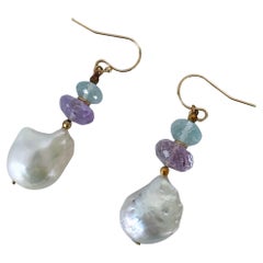 Marina J. Orecchini tondi di acquamarina e ametista con perle barocche e gancio d'oro