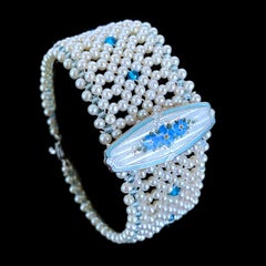 Marina J. Bracciale con acquamarina, topazio blu e perle con centrotavola in smalto vintage