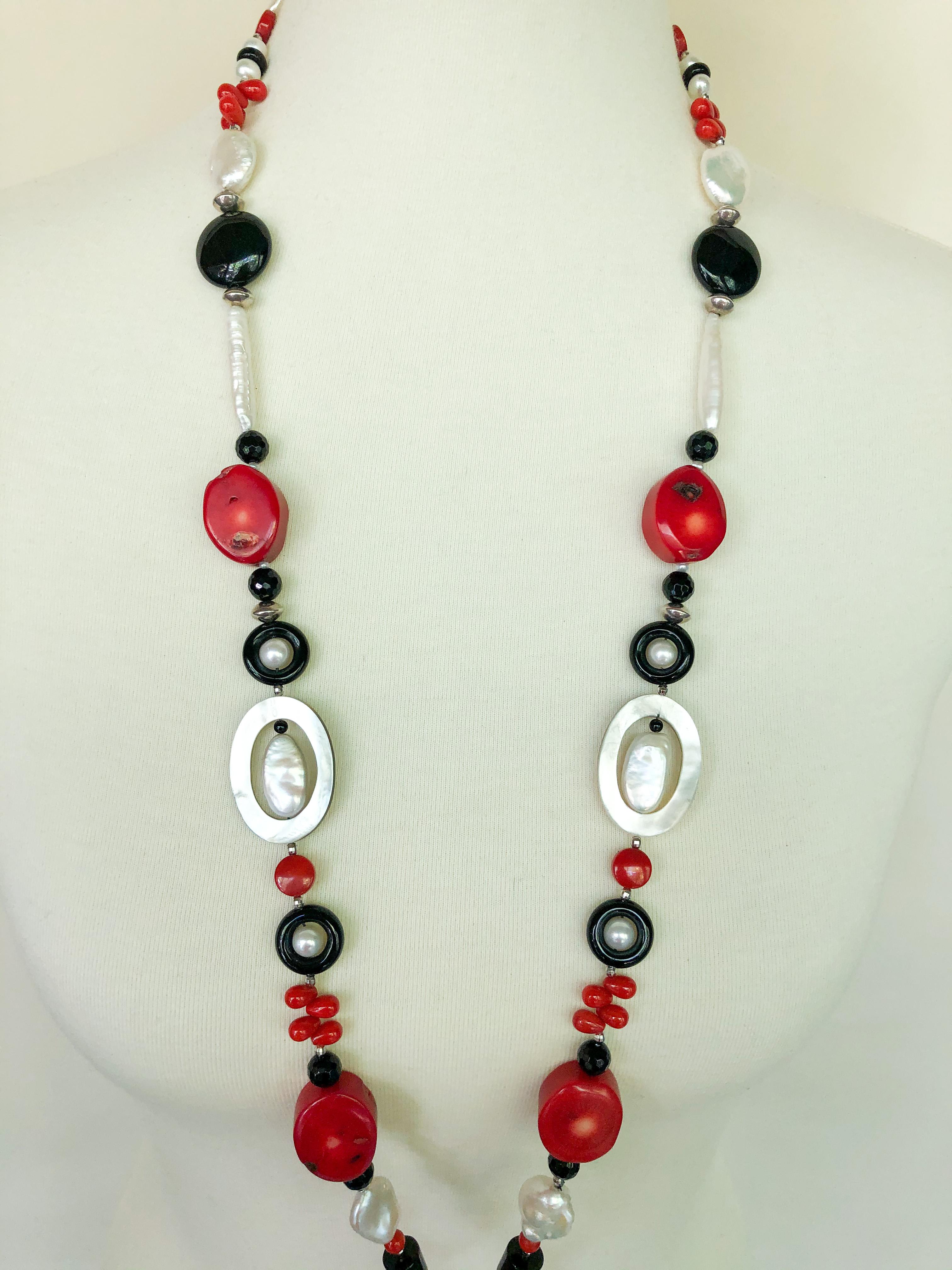 Marina J., Sautoir-Halskette im Art-déco-Stil mit Koralle, Onyx, Perle und Quaste (Art déco) im Angebot