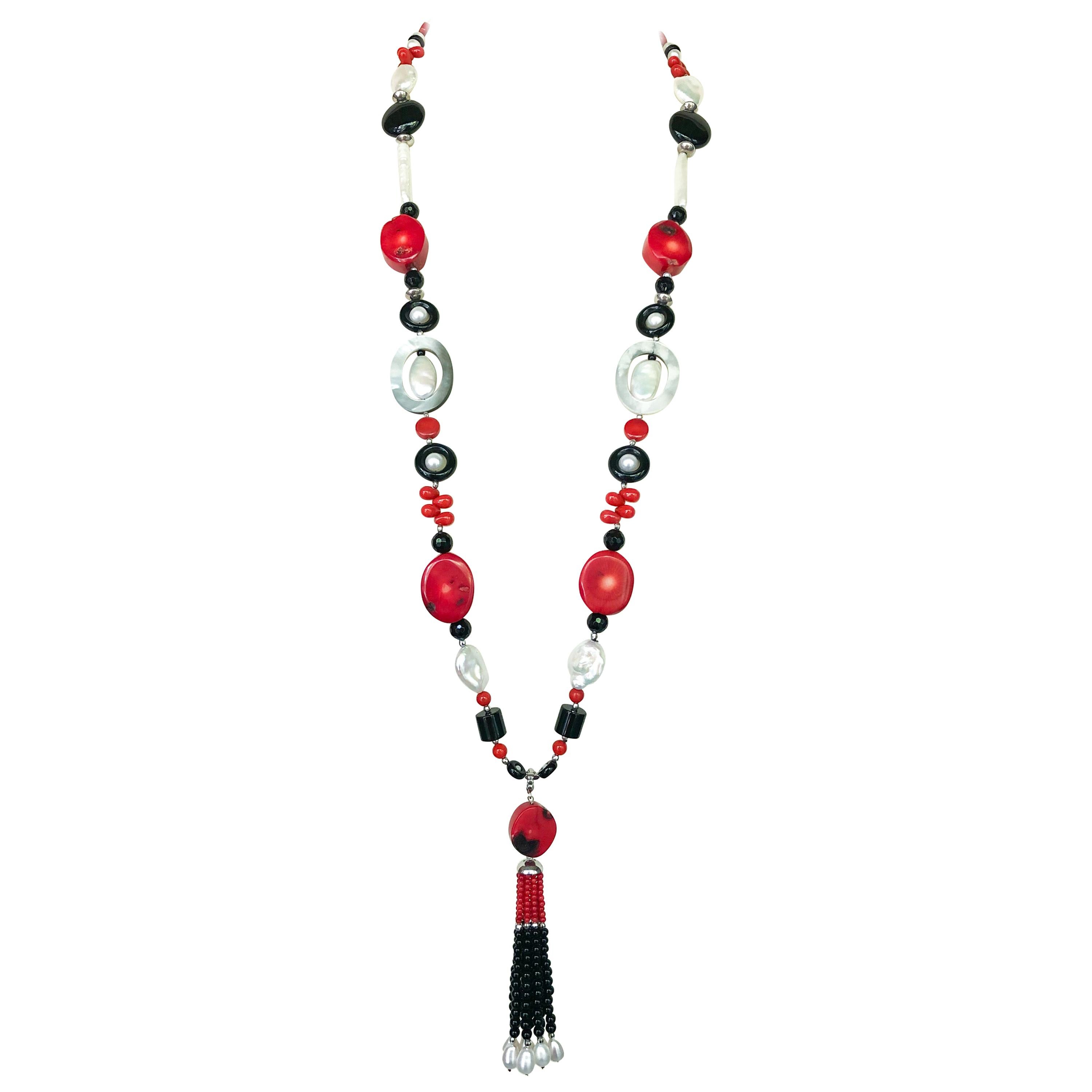 Marina J., Sautoir-Halskette im Art-déco-Stil mit Koralle, Onyx, Perle und Quaste im Angebot