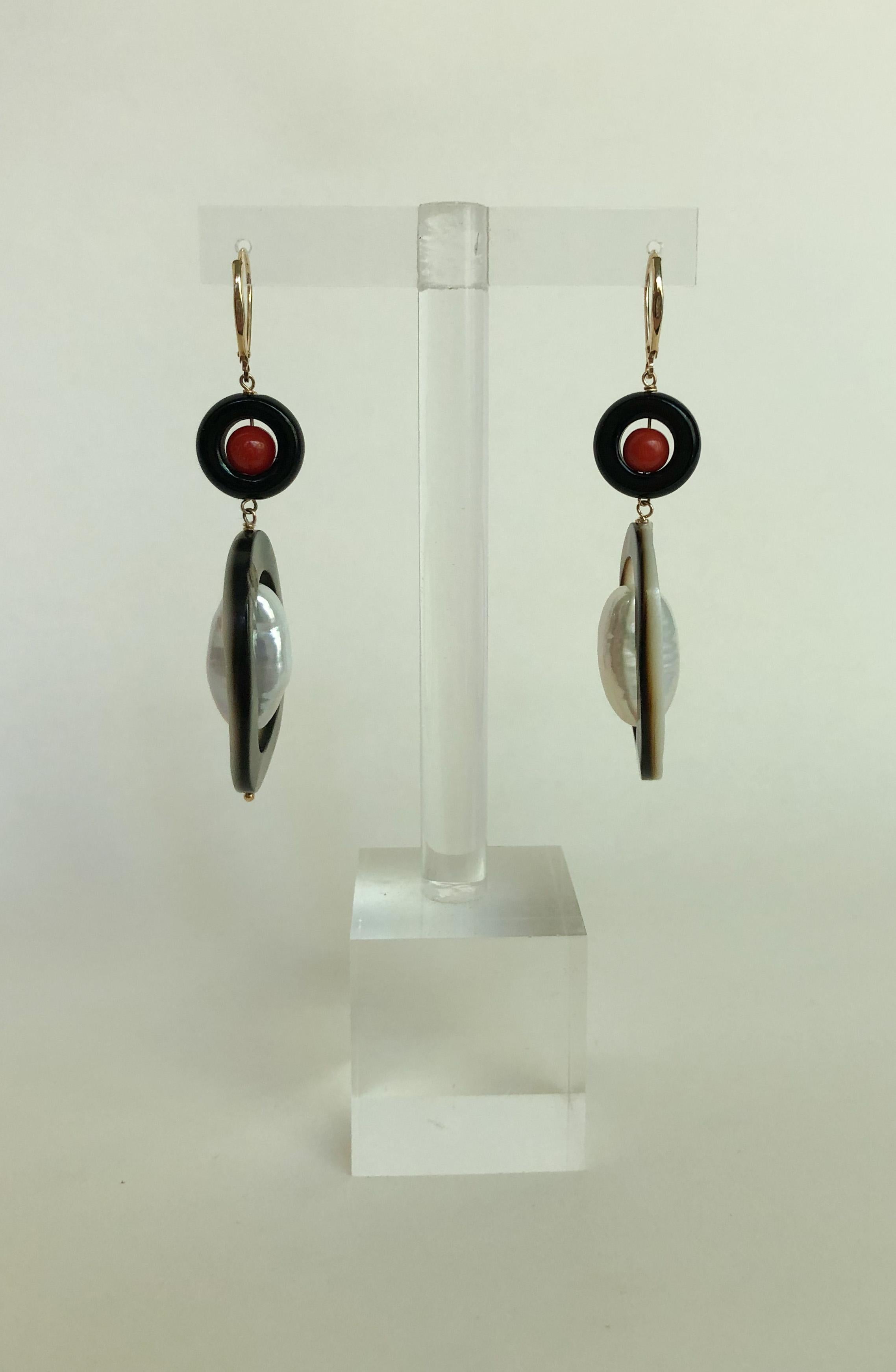 Perle Marina J. Boucles d'oreilles « style Art déco » en or 14 carats avec corail, onyx, perles en vente