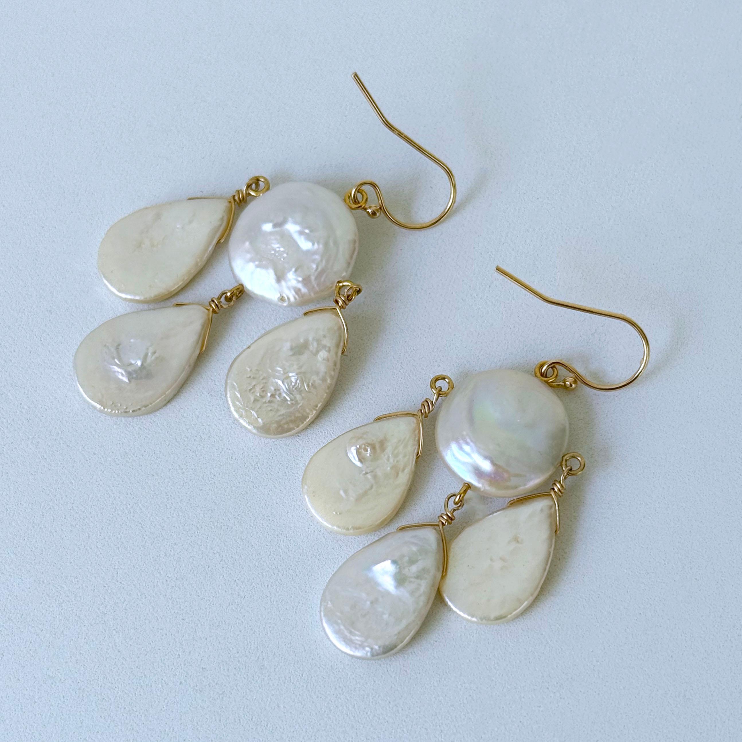 Une belle paire de boucles d'oreilles Chandelier. Fabriquée avec des fils et des crochets en or jaune 14k massif, cette paire présente des perles de monnaie très brillantes, d'une iridescence éclatante, comme pièce maîtresse, d'où pendent trois