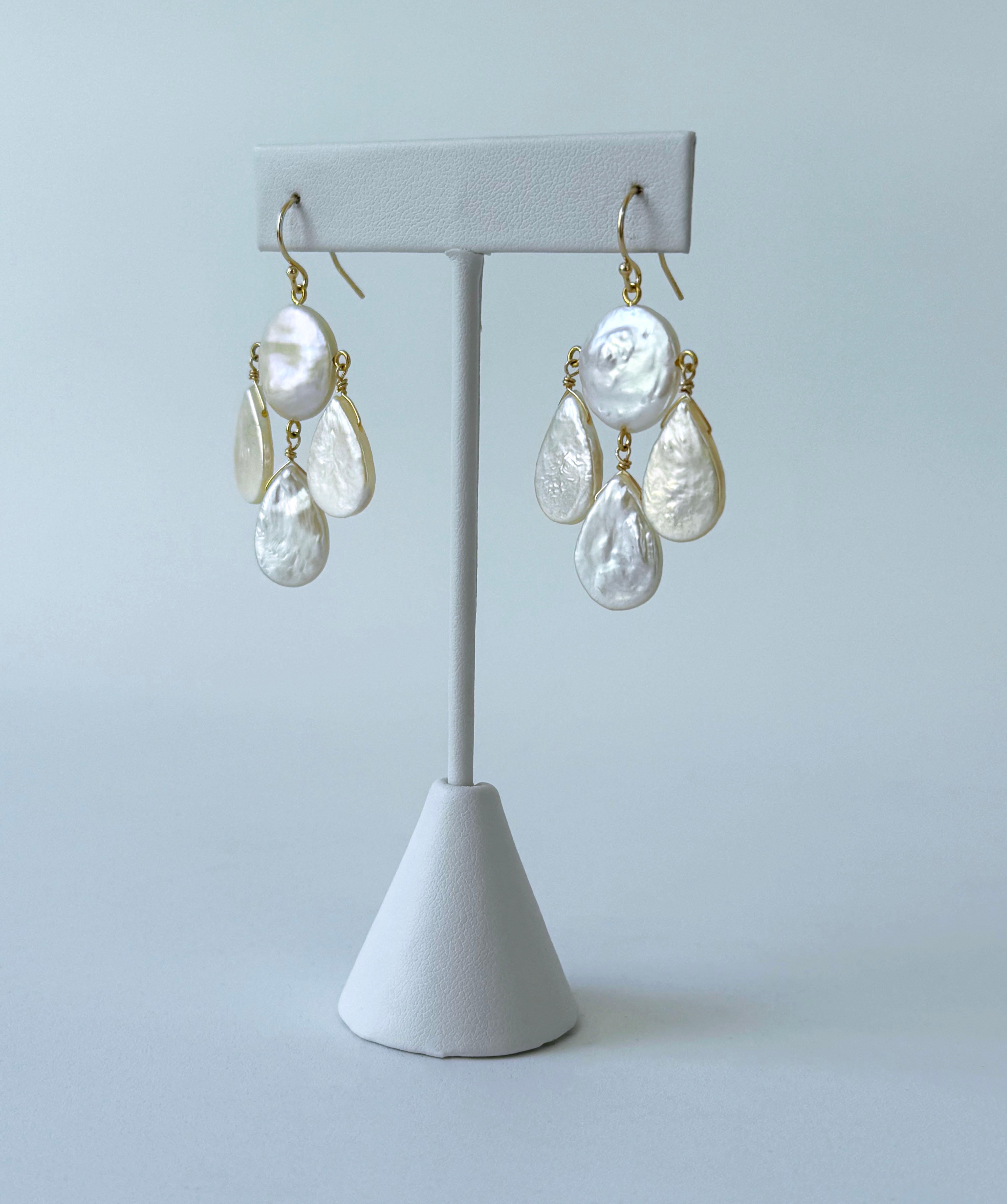 Artisan Marina J. Boucles d'oreilles chandelier baroque en or massif 14k avec pièces de monnaie et perles en forme de larme en vente