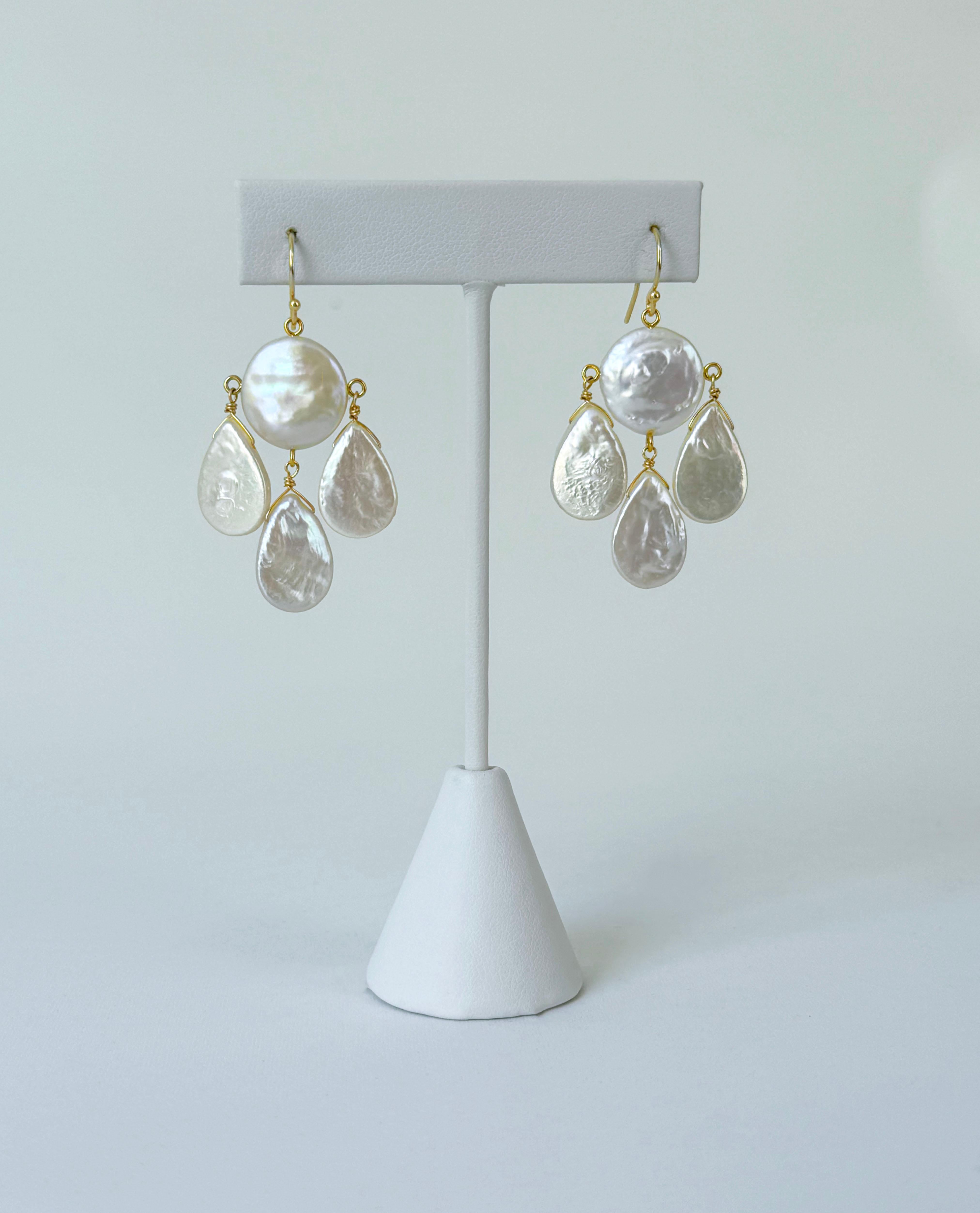 Perle Marina J. Boucles d'oreilles chandelier baroque en or massif 14k avec pièces de monnaie et perles en forme de larme en vente