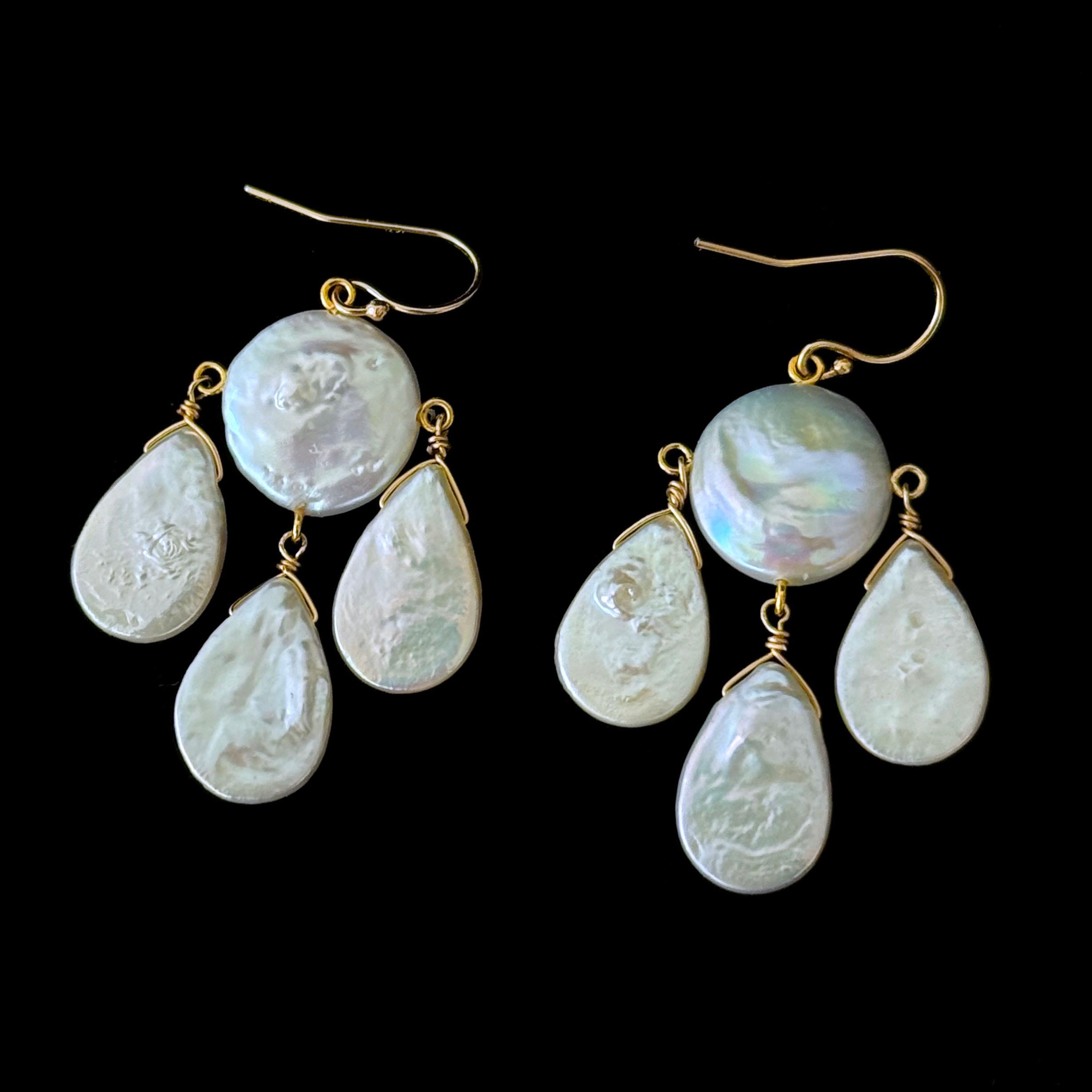 Marina J. Boucles d'oreilles chandelier baroque en or massif 14k avec pièces de monnaie et perles en forme de larme Neuf - En vente à Los Angeles, CA