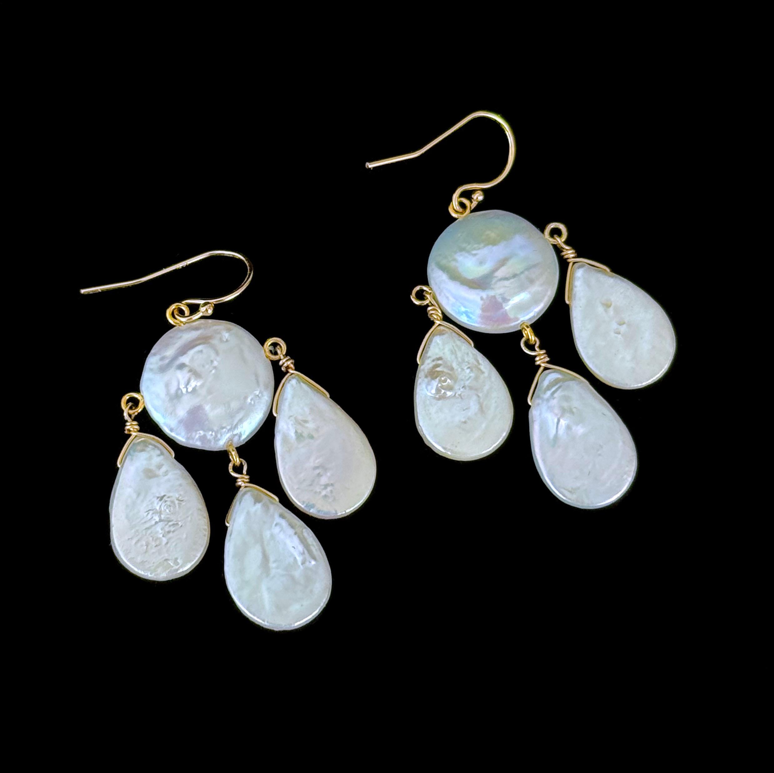 Marina J. Boucles d'oreilles chandelier baroque en or massif 14k avec pièces de monnaie et perles en forme de larme Pour femmes en vente