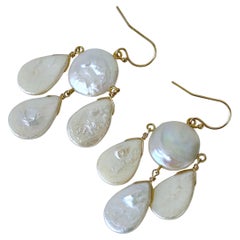Marina J. Boucles d'oreilles chandelier baroque en or massif 14k avec pièces de monnaie et perles en forme de larme