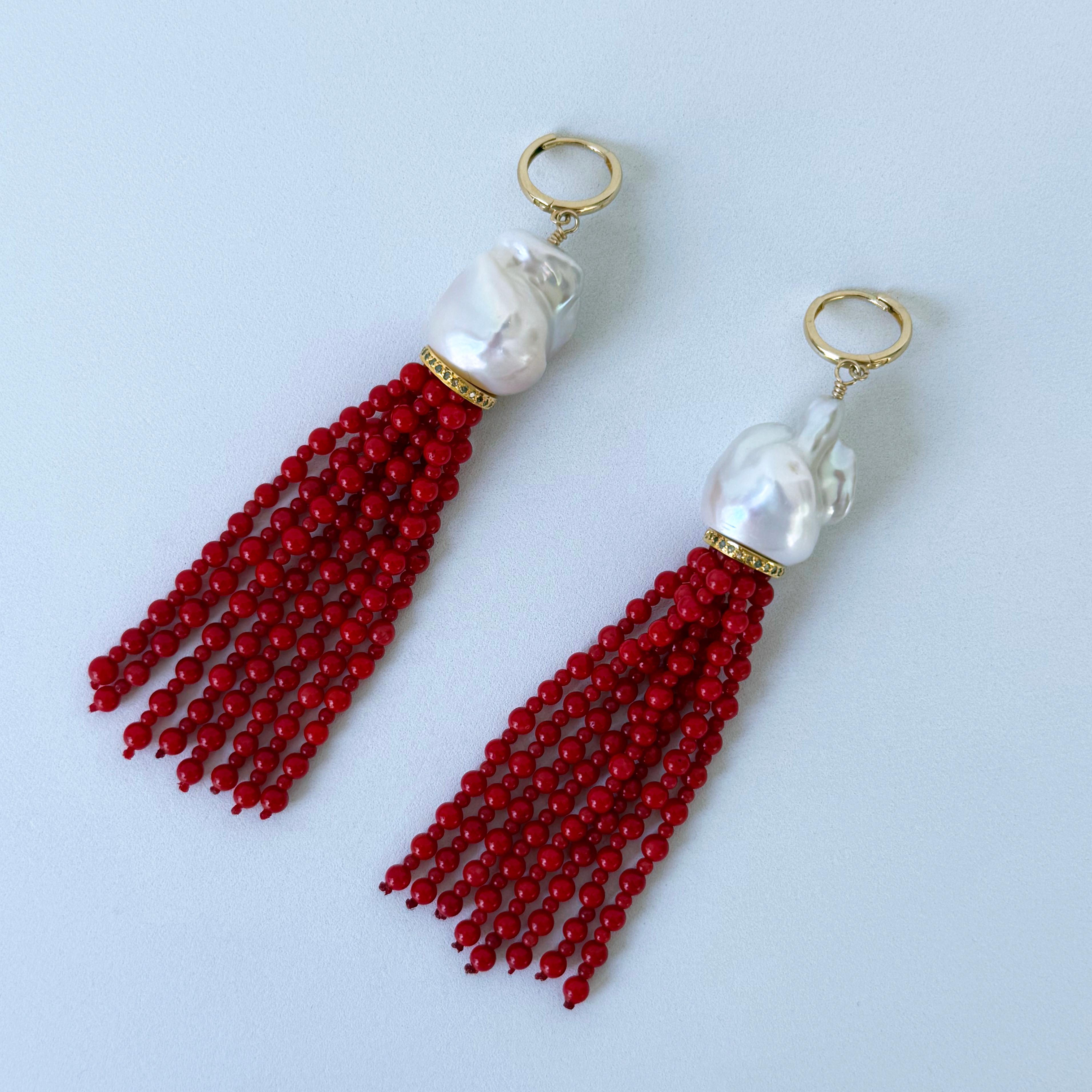 Une paire étonnante et audacieuse signée Marina J.
Cette paire présente deux perles baroques aux reflets irisés, posées sur des coupes en or jaune massif 14k incrustées de diamants, d'où pendent plusieurs brins de corail méditerranéen. Mesurant 3,5
