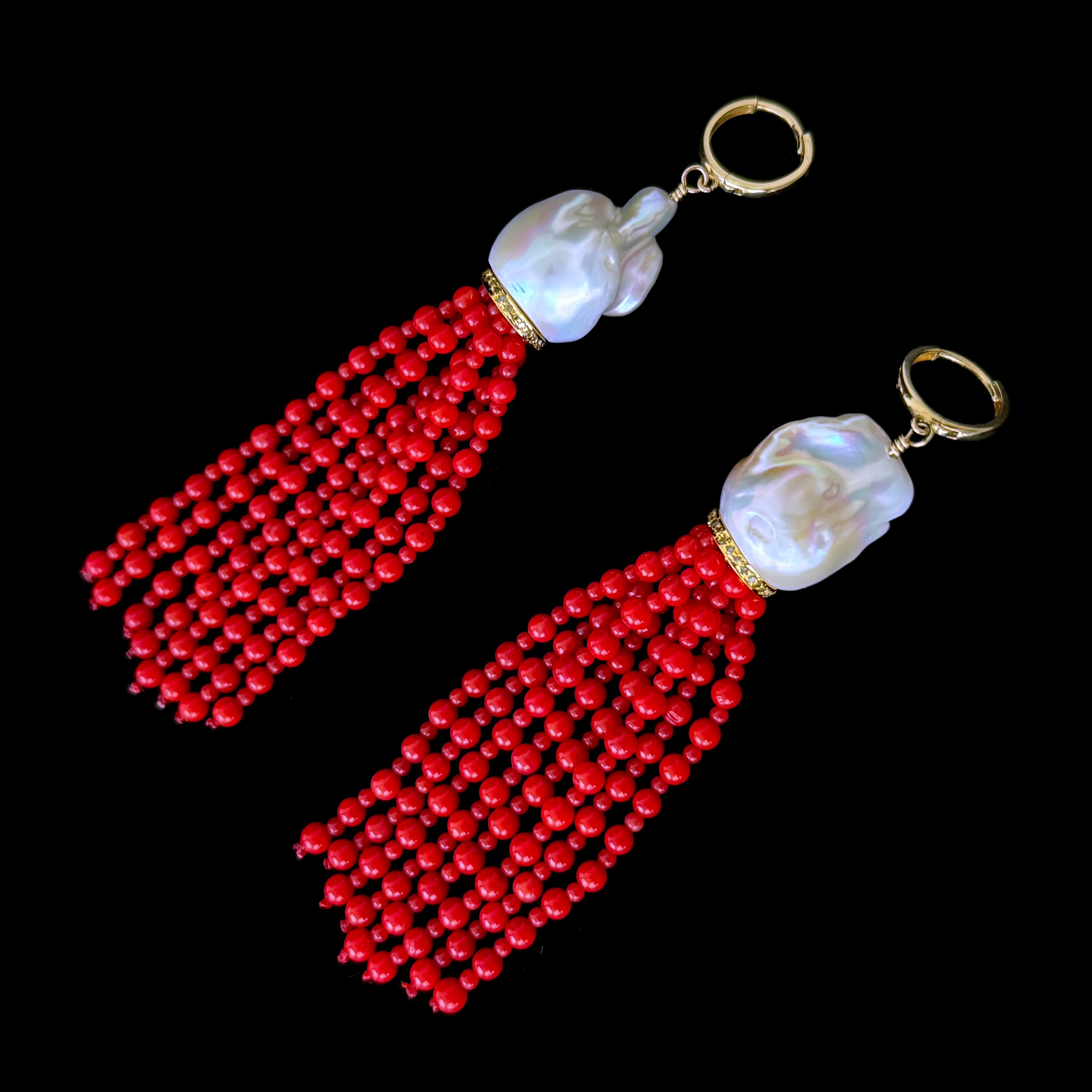Artisan Marina J. Boucles d'oreilles à pompon en or jaune 14k, corail et perles baroques en vente