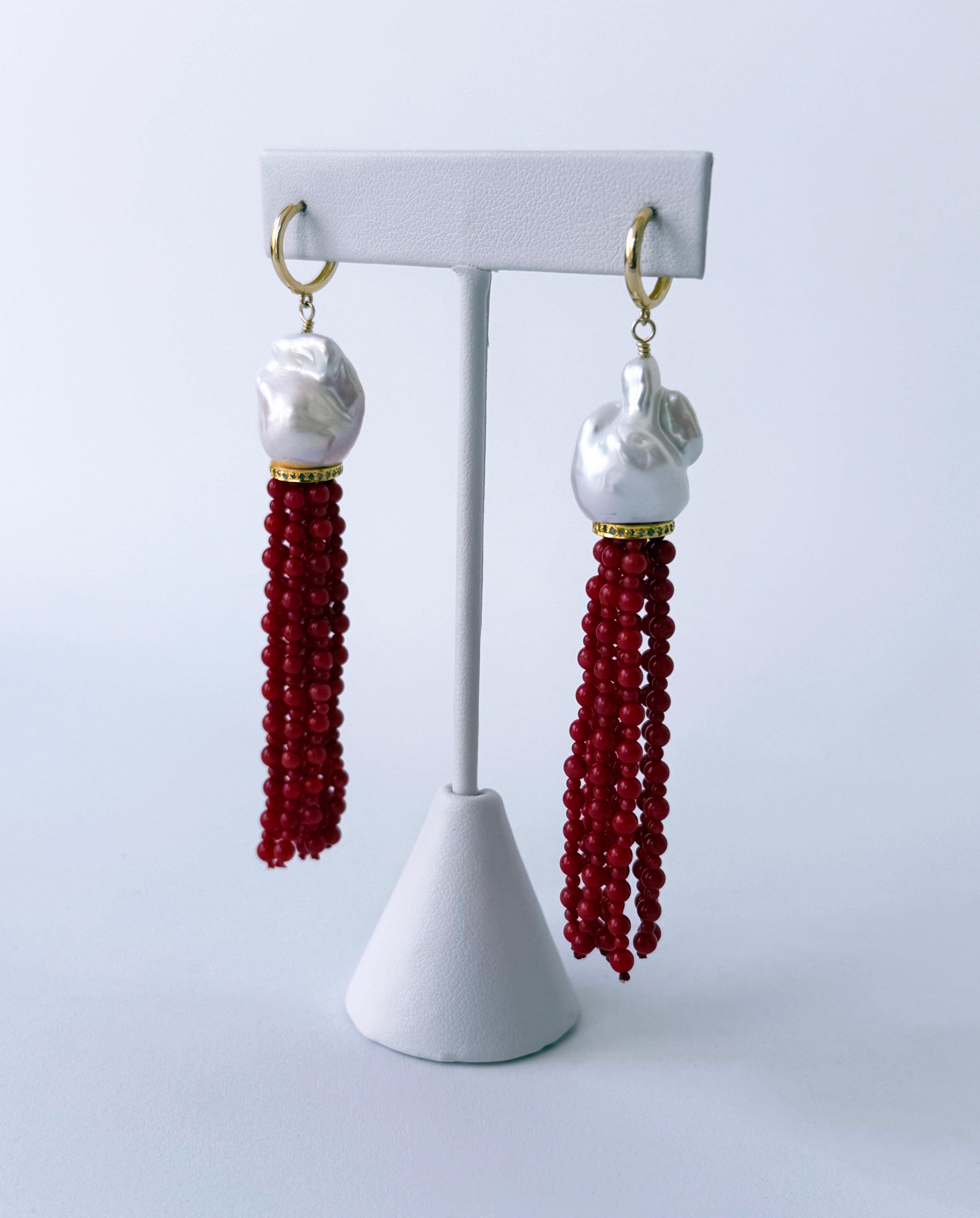 Marina J. Boucles d'oreilles à pompon en or jaune 14k, corail et perles baroques Neuf - En vente à Los Angeles, CA