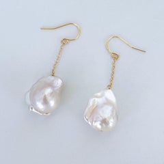 Boucles d'oreilles pendantes en or jaune 14k et perles baroques de Marina J