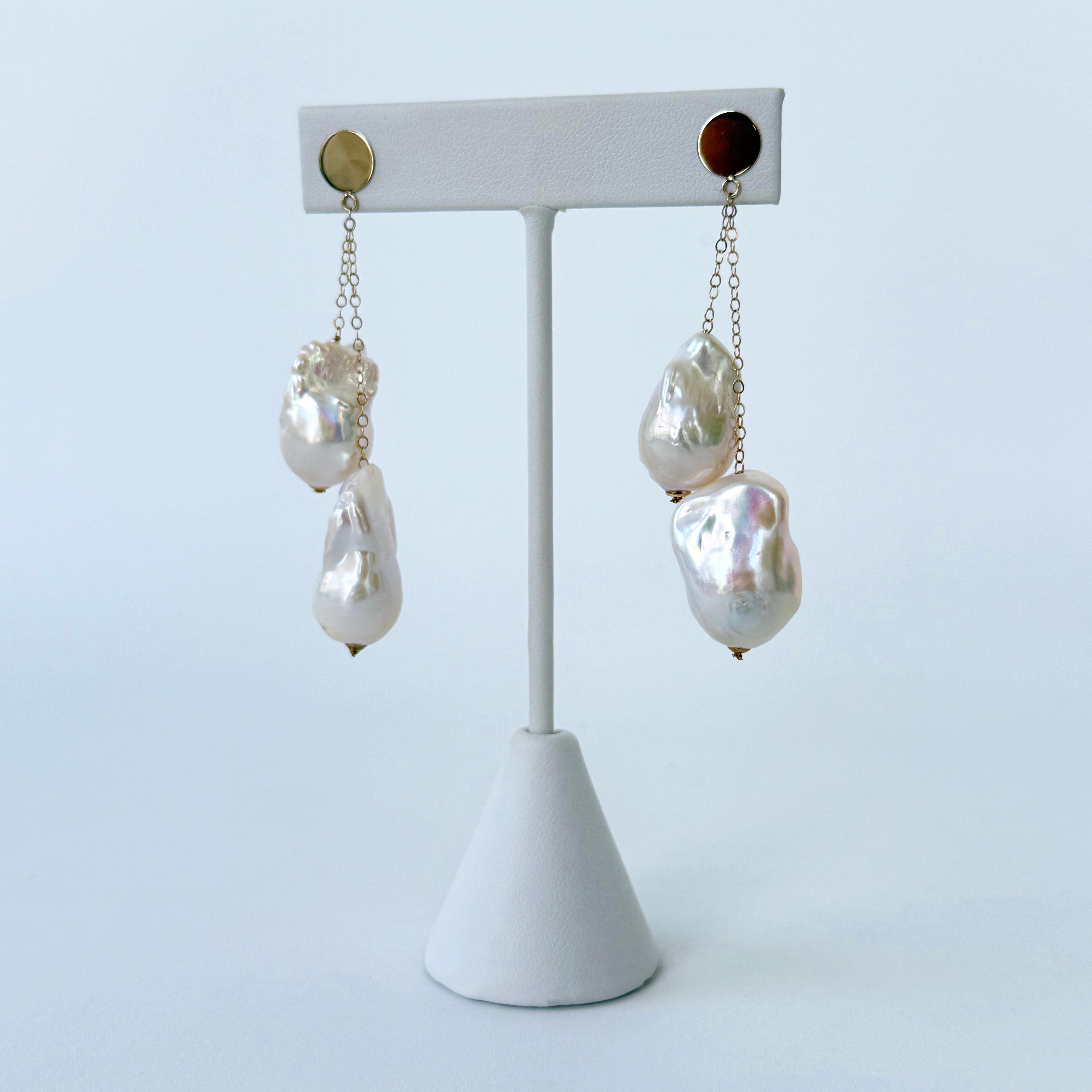 Moderno Marina J. Orecchini pendenti di perle barocche con oro giallo massiccio 14k in vendita