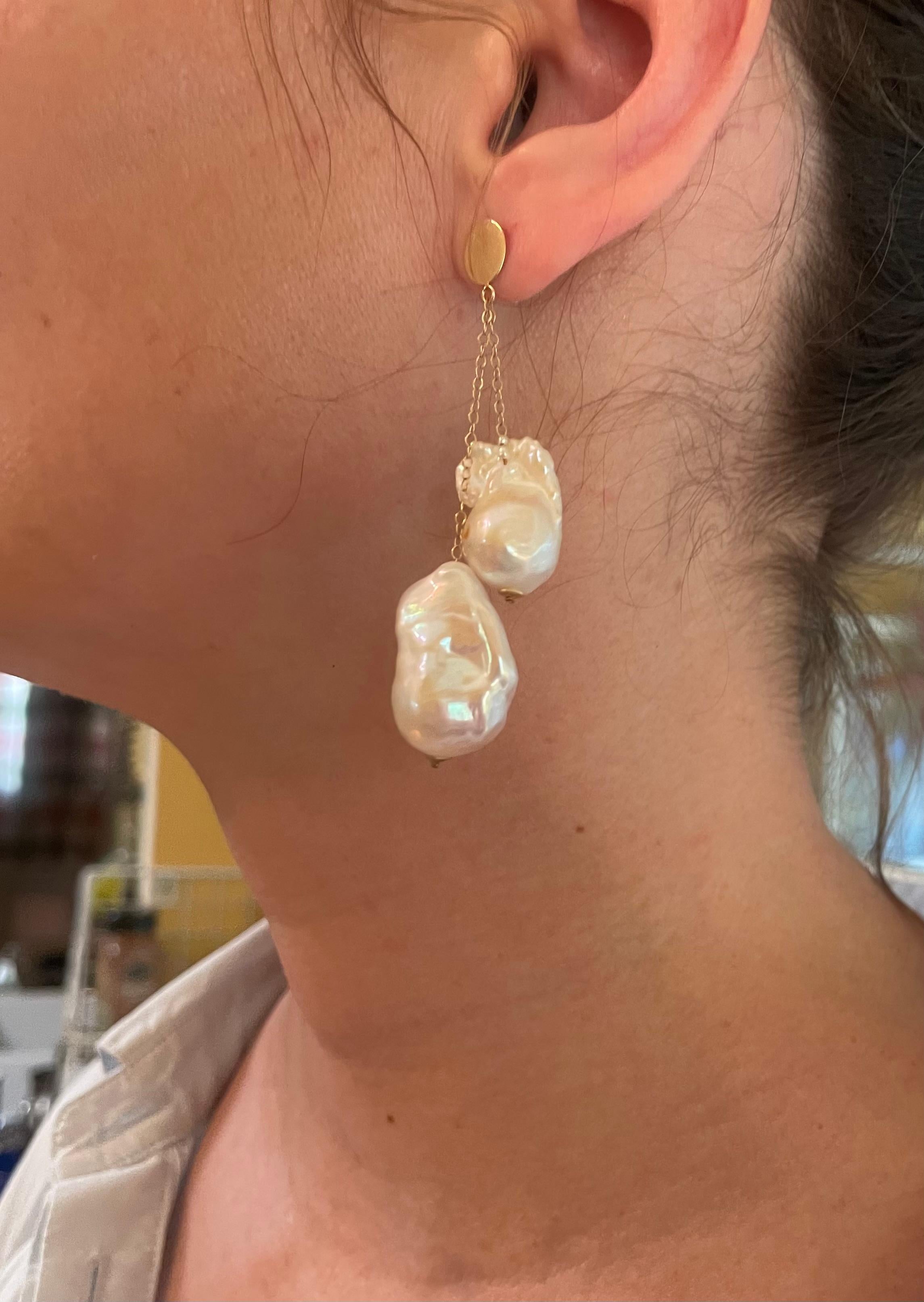 Perle Marina J. Boucles d'oreilles pendantes en or jaune 14k et perles baroques en vente