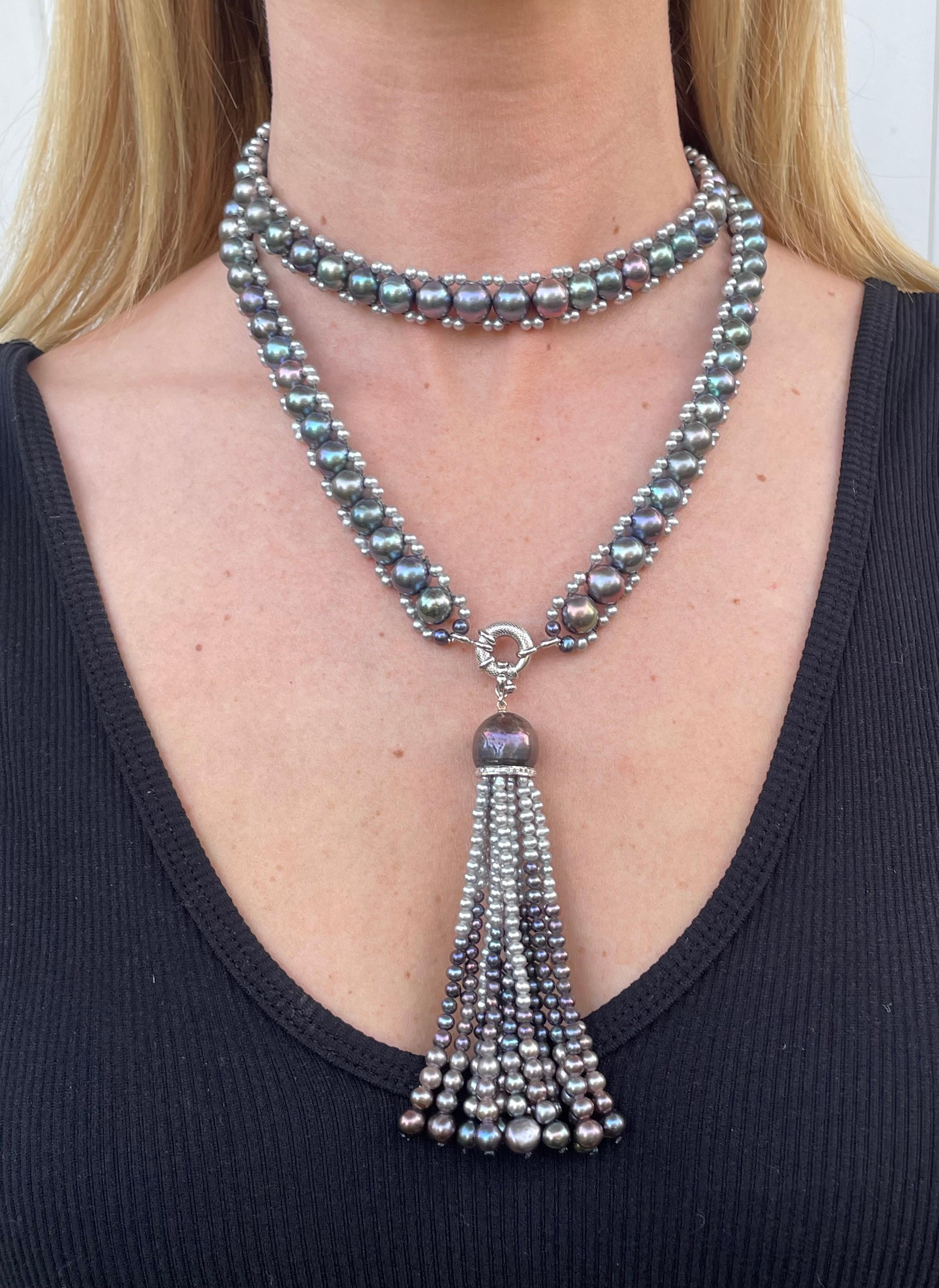 Nouvelle interprétation d'un classique de Marina J. Ce sautoir fermé est composé de perles grises et noires enfilées ensemble en forme de colonne. Les perles noires de cette pièce rayonnent d'un magnifique lustre irisé multicolore, donnant un aspect