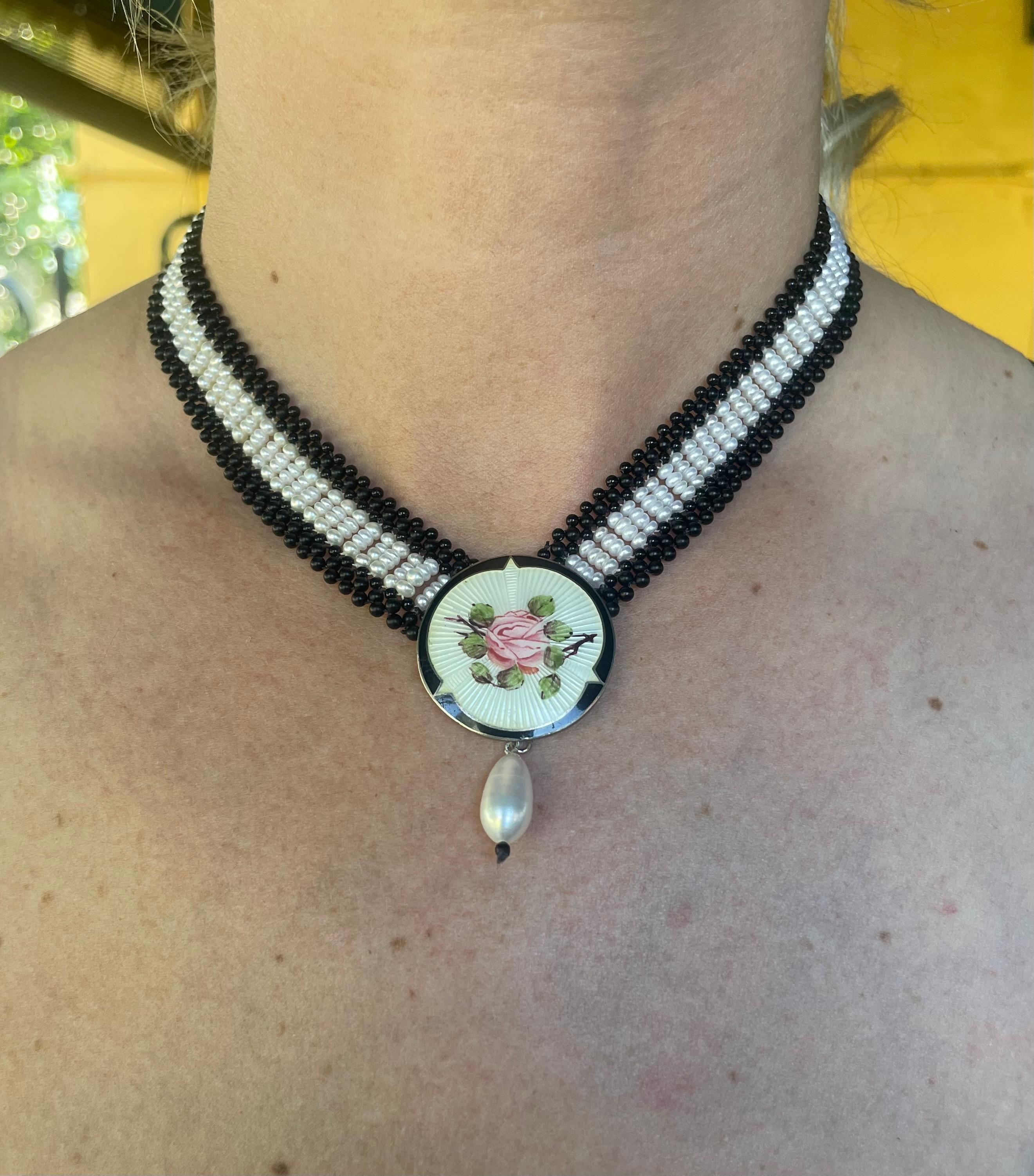 Marina J. Halskette aus schwarzem Onyx, Perlen und Silber mit Vintage-Emaille als Herzstück im Zustand „Neu“ im Angebot in Los Angeles, CA