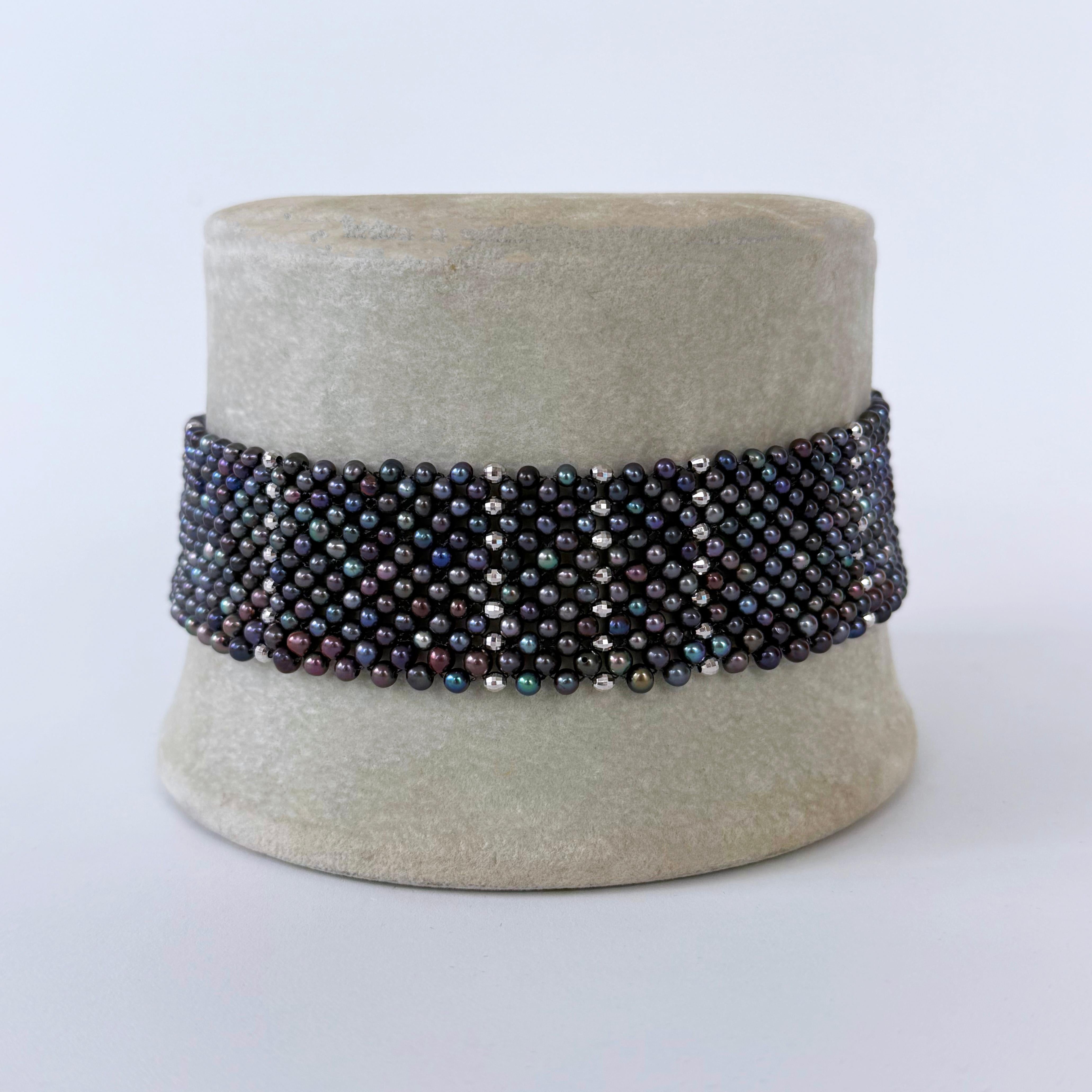 Impresionante gargantilla de Marina J.
Esta pieza está hecha con perlas negras cultivadas y plata rodiada. Las Perlas Negras tienen una iridiscencia y un brillo vibrantes y multicolores similares a los de una 