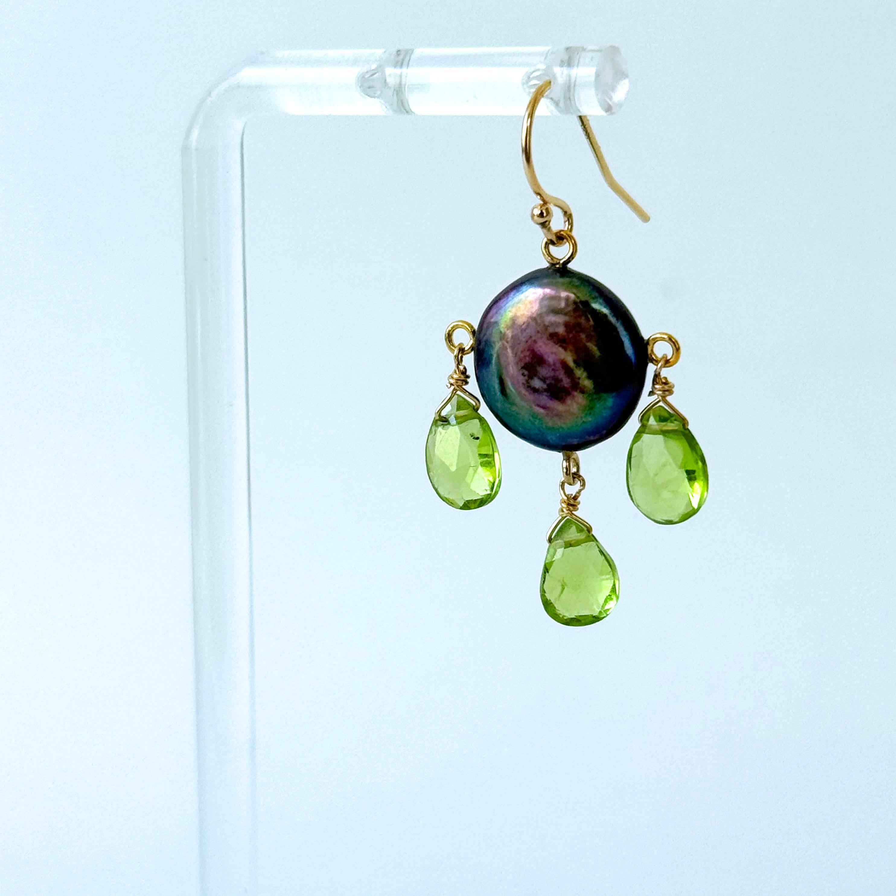Artisan Marina J. Boucles d'oreilles chandelier en or jaune massif 14k avec perles noires et péridot en vente