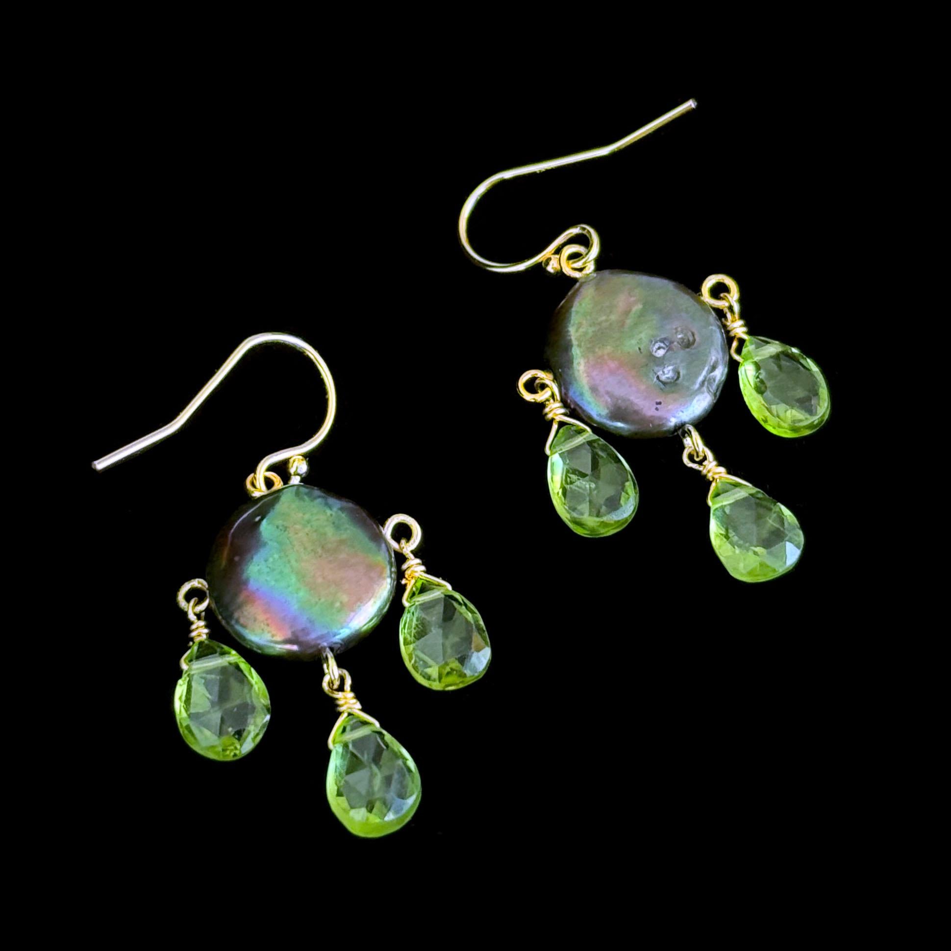 Perle Marina J. Boucles d'oreilles chandelier en or jaune massif 14k avec perles noires et péridot en vente