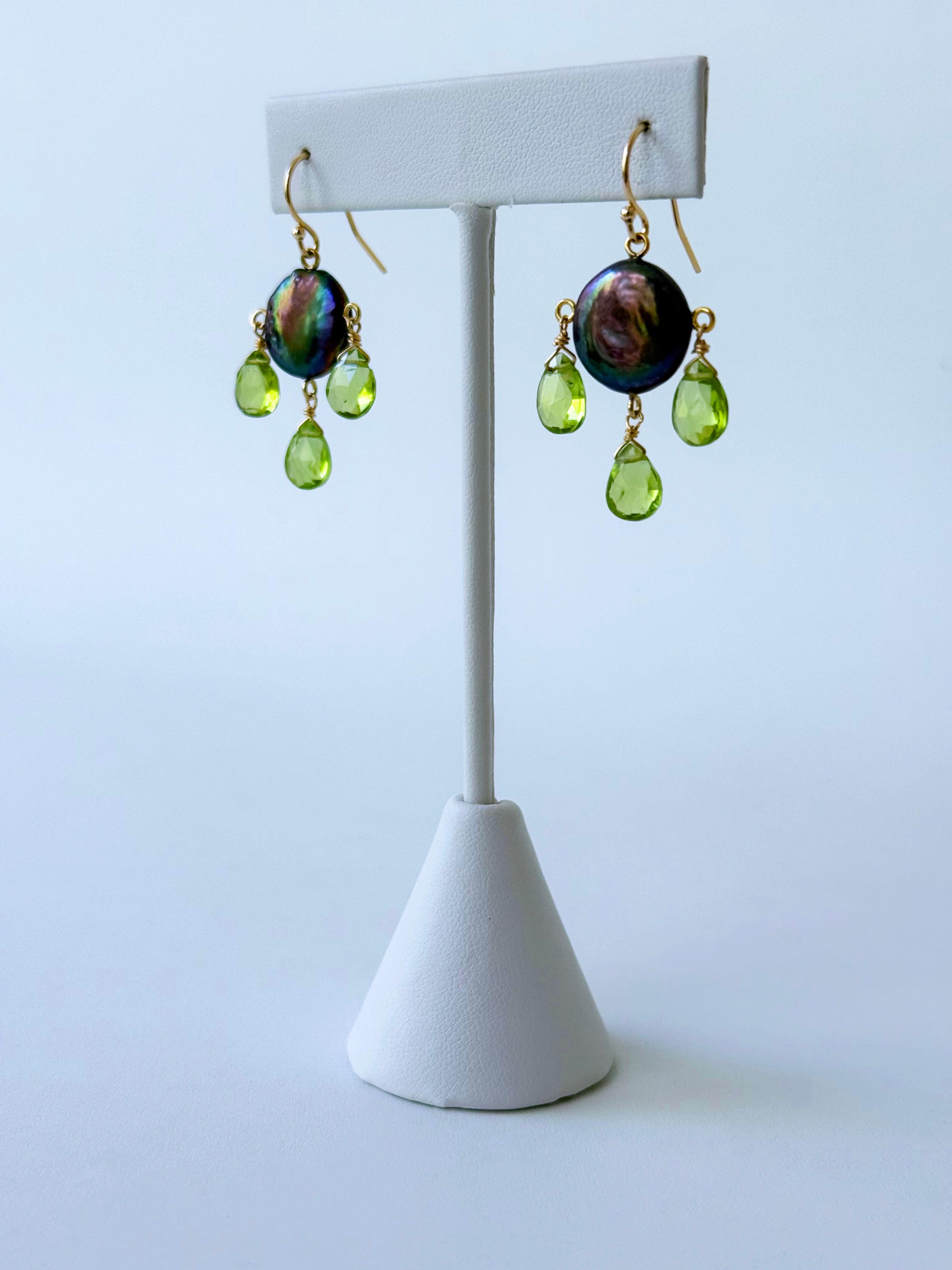Marina J. Boucles d'oreilles chandelier en or jaune massif 14k avec perles noires et péridot Pour femmes en vente