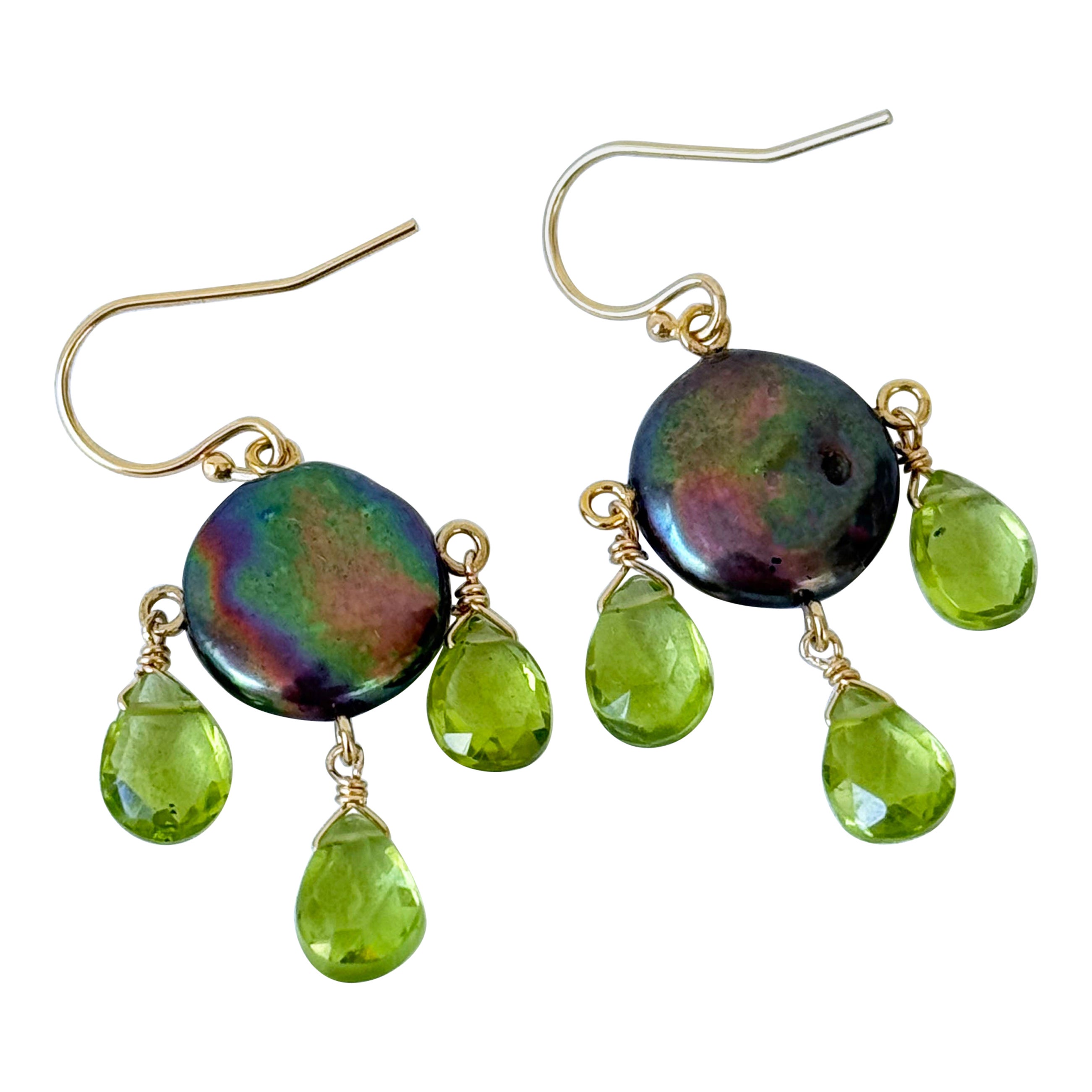 Marina J. Boucles d'oreilles chandelier en or jaune massif 14k avec perles noires et péridot en vente