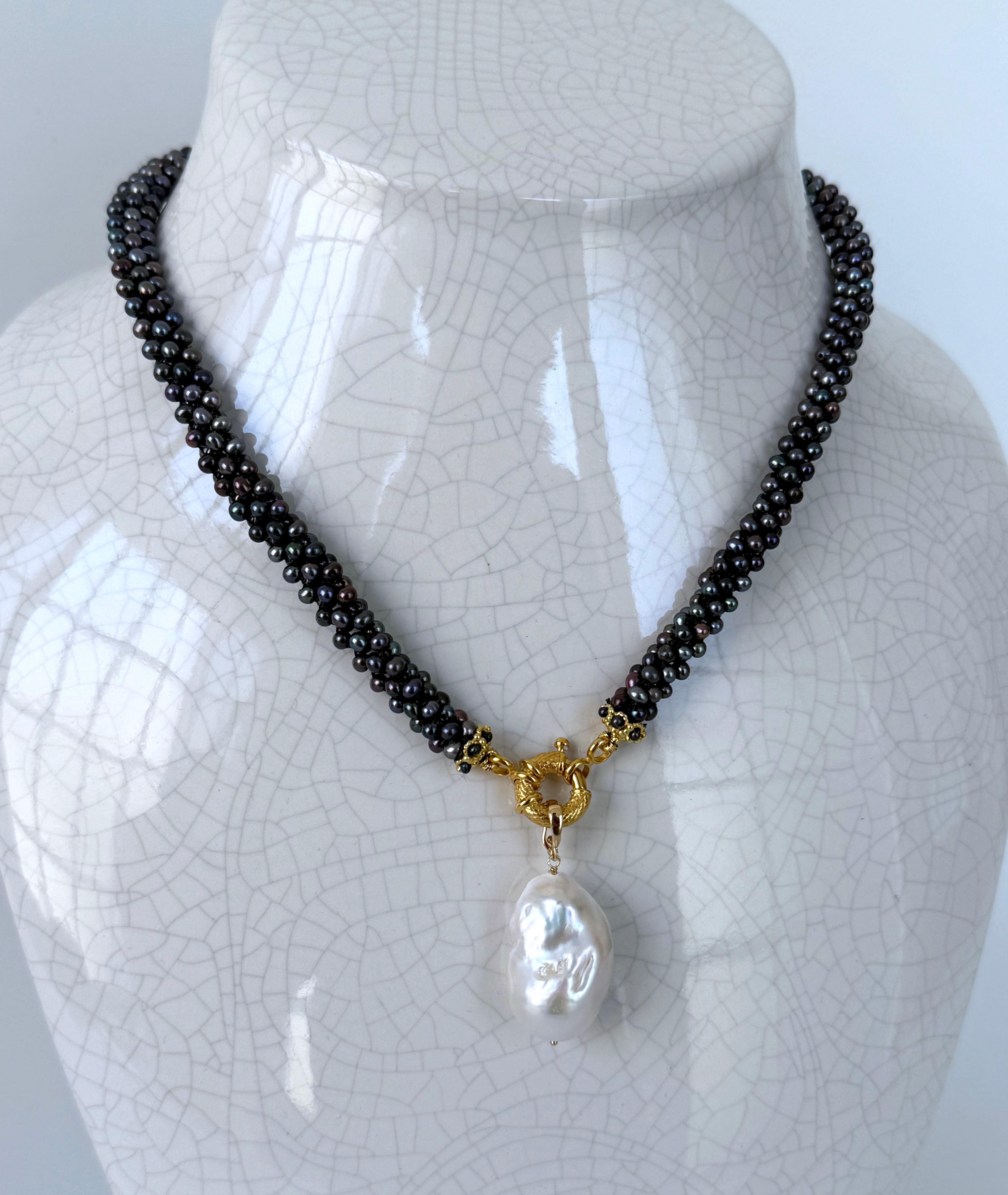 Bellissima collana di perle nere intrecciate di Marina J.

Questo pezzo è realizzato con perle nere ad alta lucentezza che mostrano una morbida iridescenza simile a quella di una marea nera, tutte intricatamente intrecciate in una fascia di corda