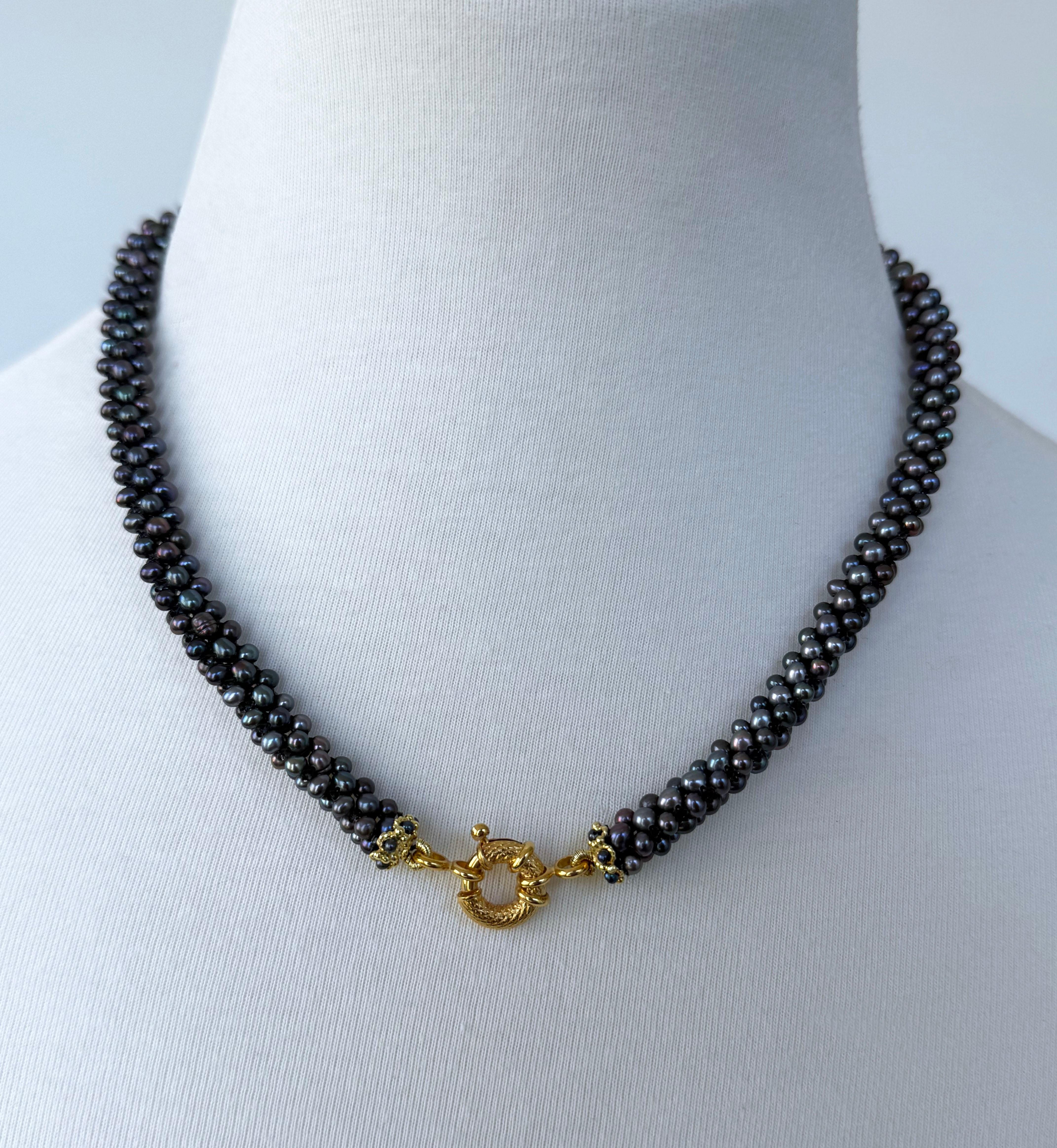 Perlina Marina J. Collana in corda di perle nere, chiusura in oro massiccio 14k e centrotavola rimovibile in vendita