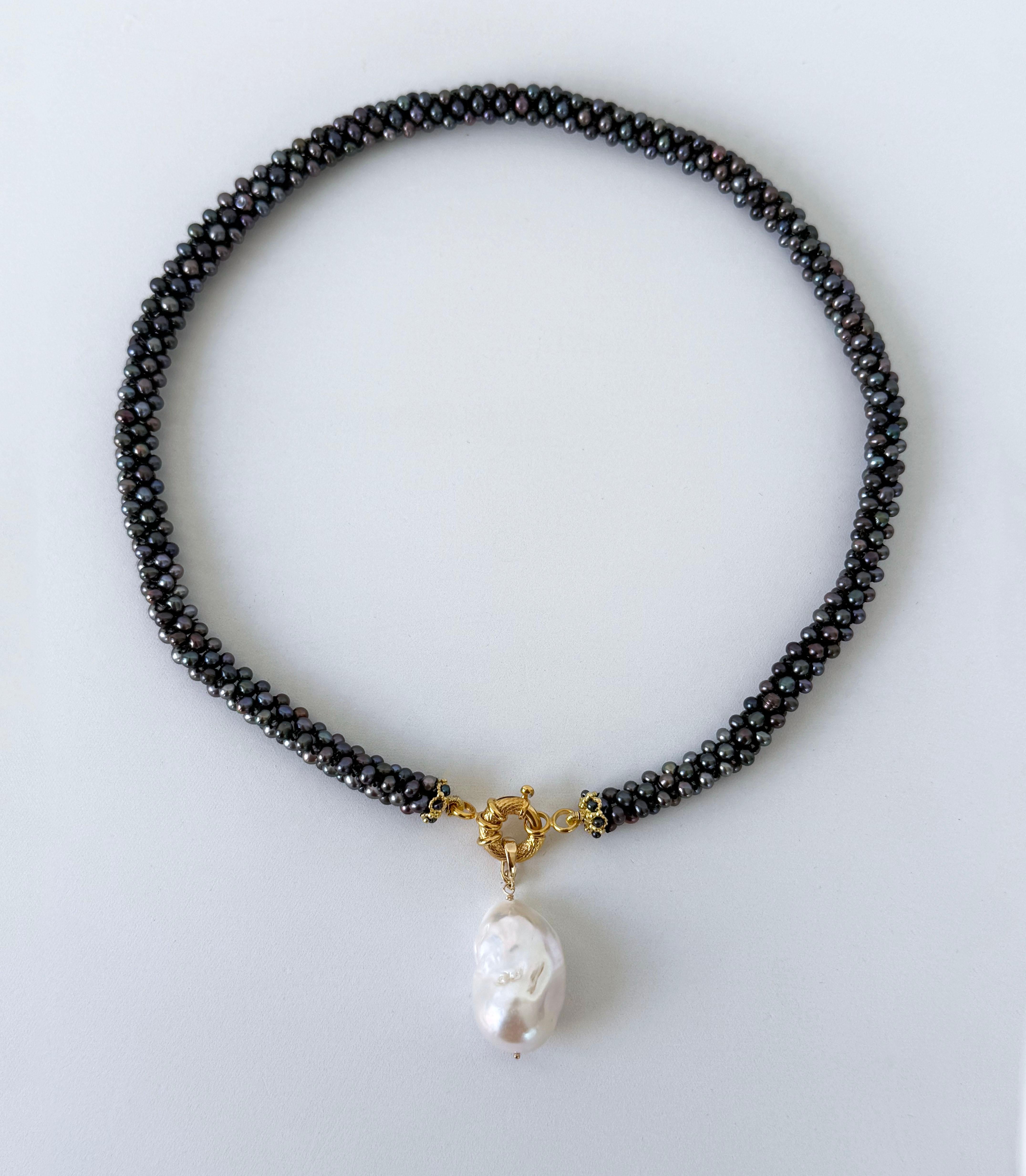 Marina J. Collana in corda di perle nere, chiusura in oro massiccio 14k e centrotavola rimovibile in vendita 1
