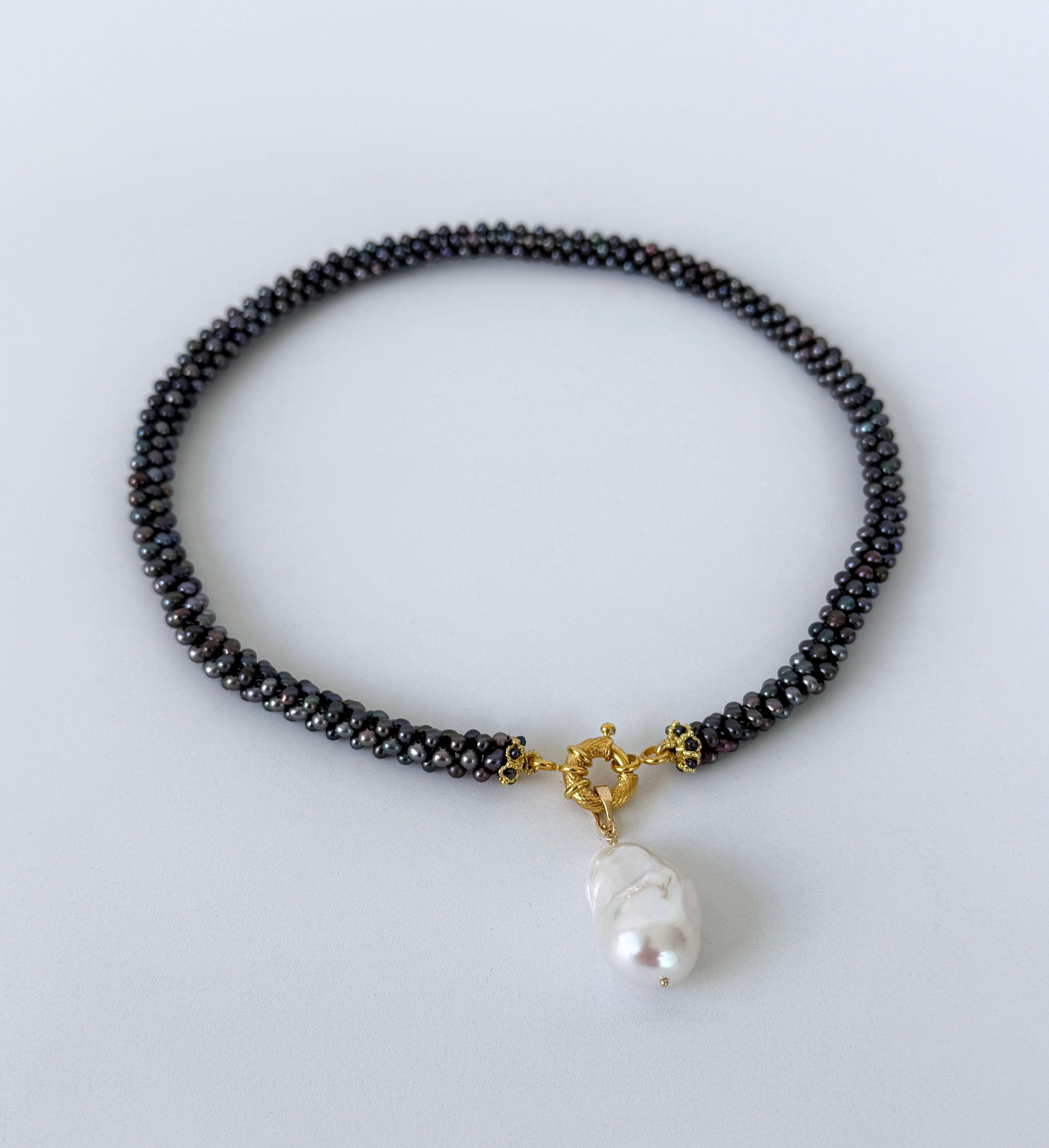 Marina J. Collana in corda di perle nere, chiusura in oro massiccio 14k e centrotavola rimovibile in vendita 2