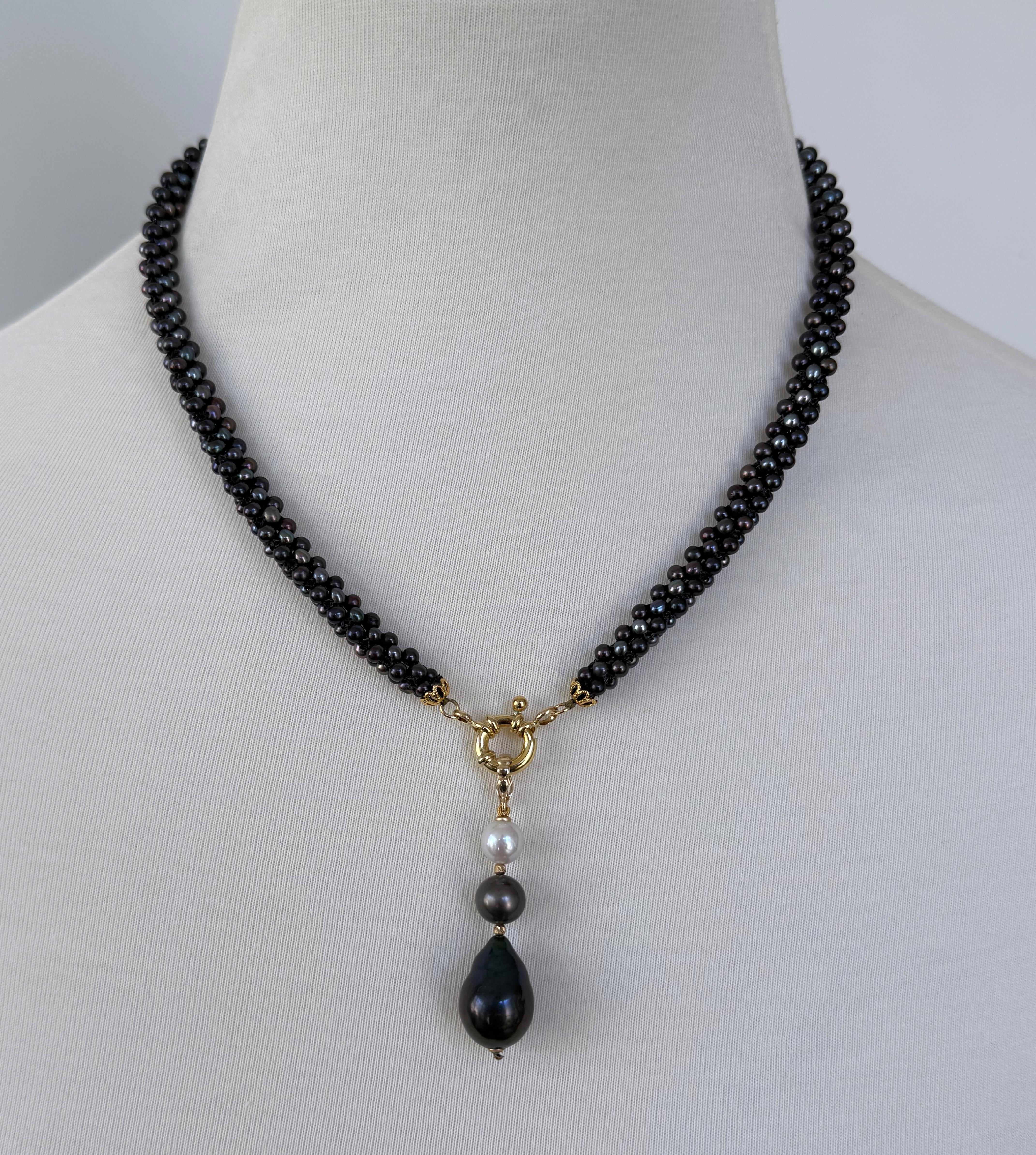 Magnifique collier de corde tissée en perles noires par Marina J.
Cette pièce est composée de perles noires très brillantes qui présentent une irisation semblable à celle d'une marée noire, avec un doux reflet multicolore. Les perles sont tissées de