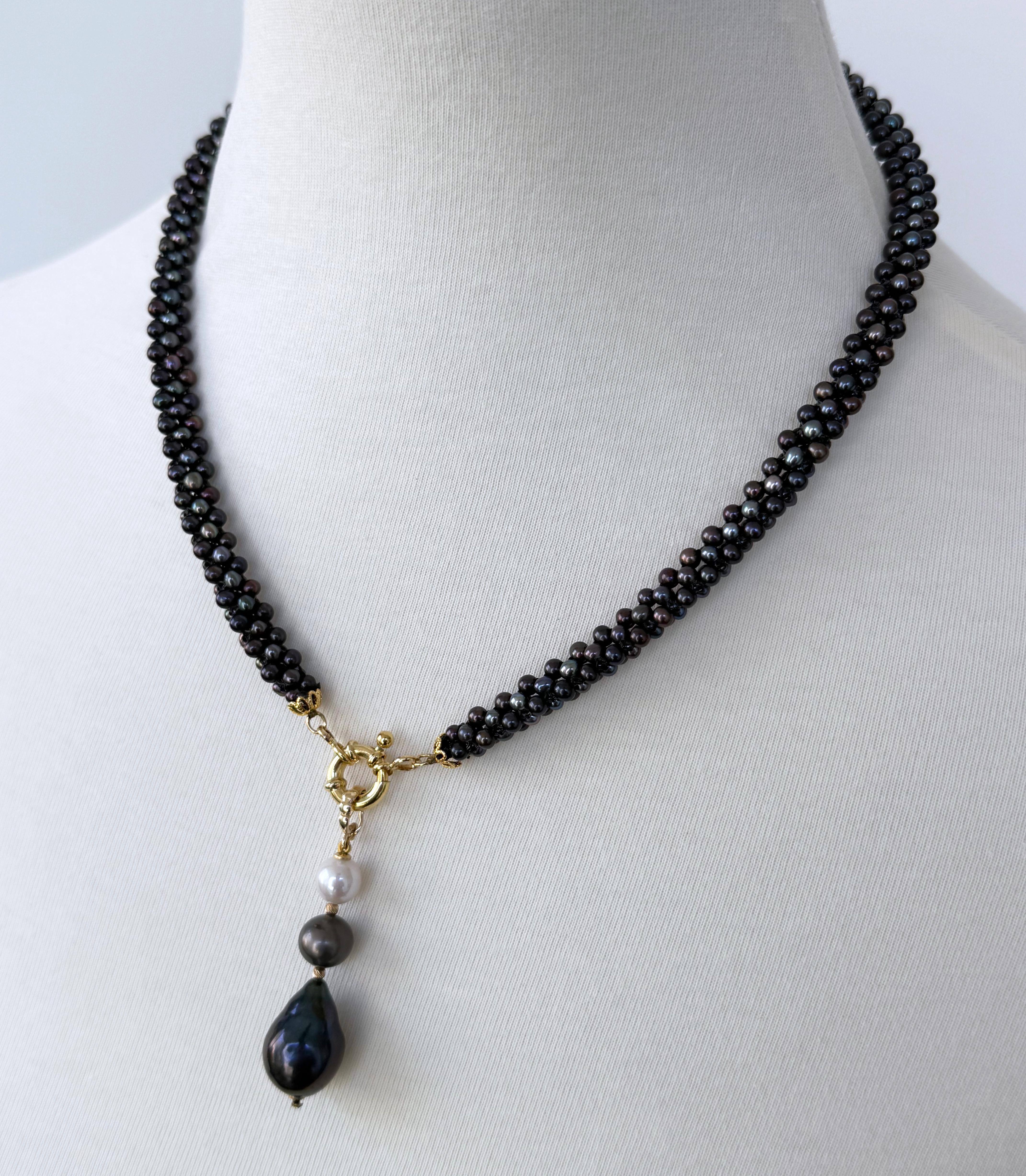 Moderne Marina J. Collier de perles noires plaquées or jaune 18 carats et pompon en vente