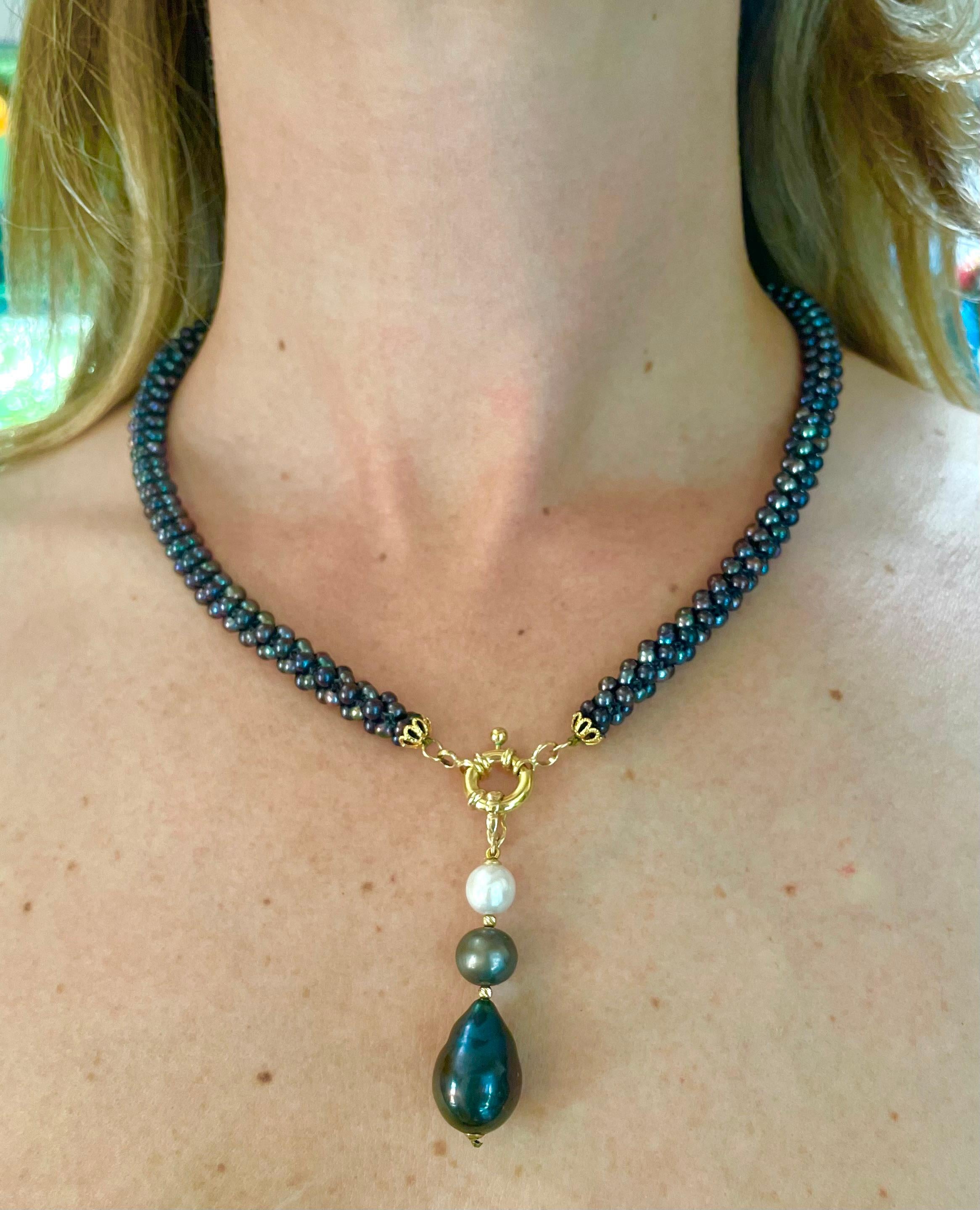 Moderno Marina J. Collana in corda di perle nere con placcatura in oro giallo 18k e nappina a goccia in vendita