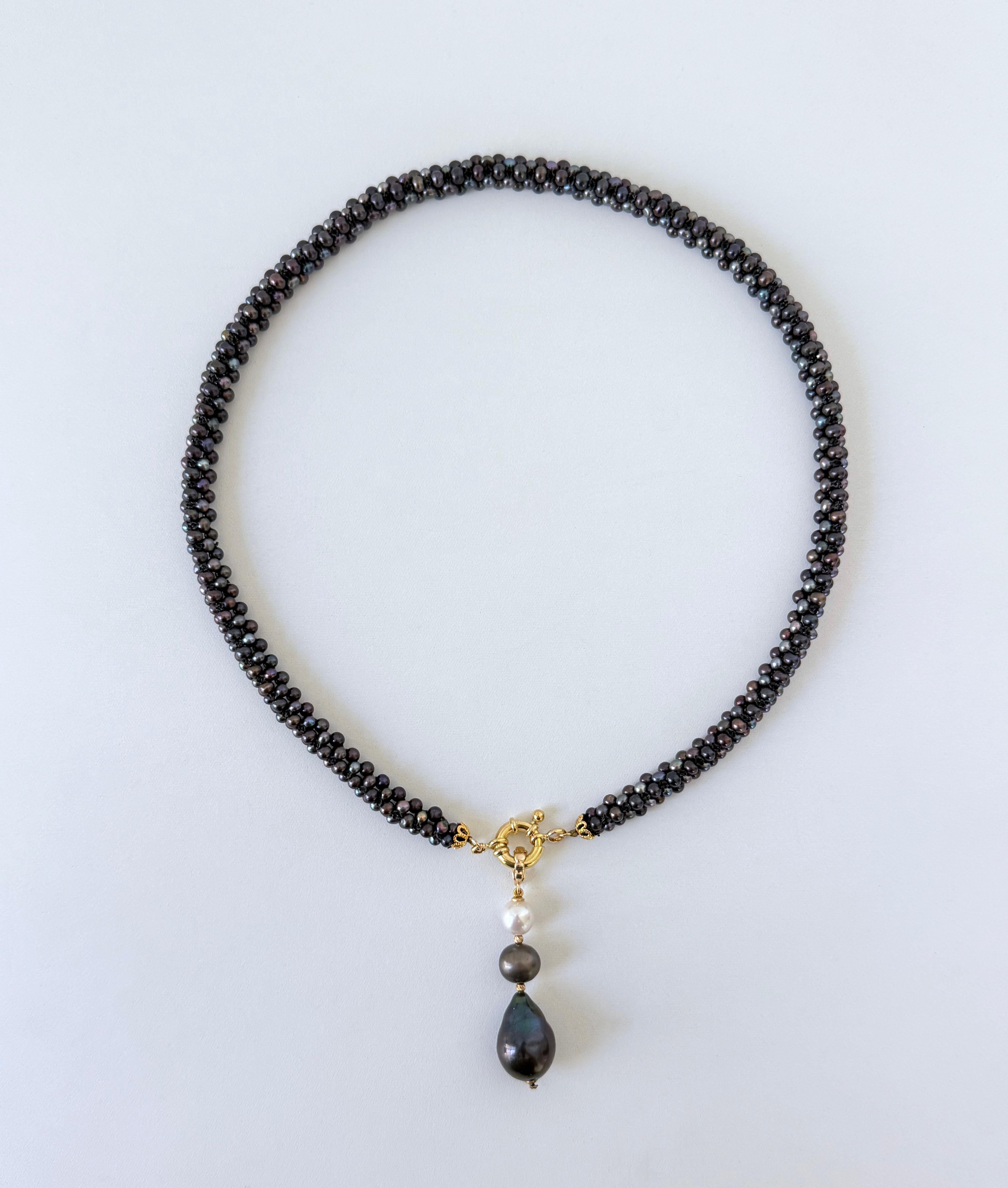 Perle Marina J. Collier de perles noires plaquées or jaune 18 carats et pompon en vente