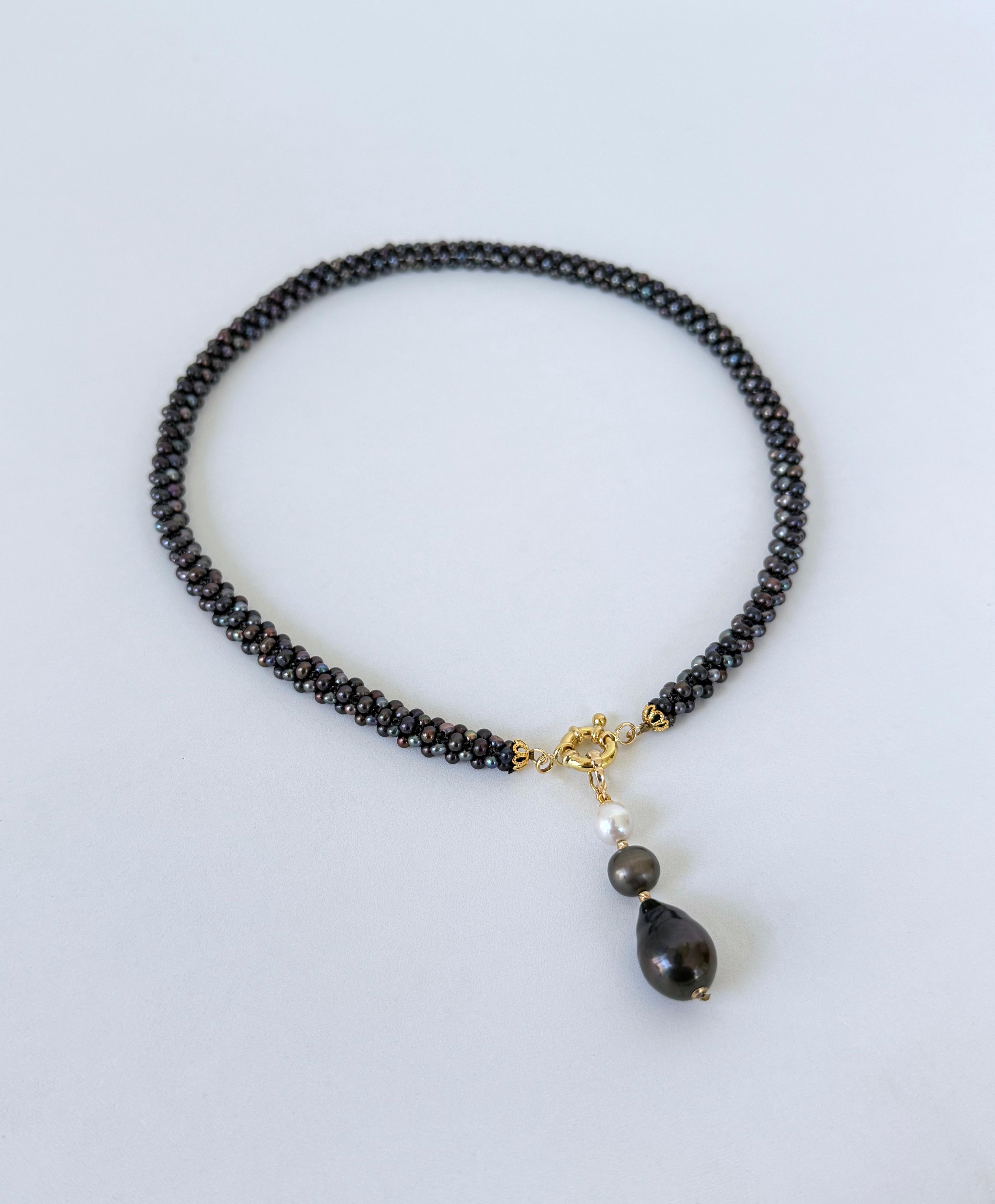 Marina J. Collier de perles noires plaquées or jaune 18 carats et pompon Neuf - En vente à Los Angeles, CA