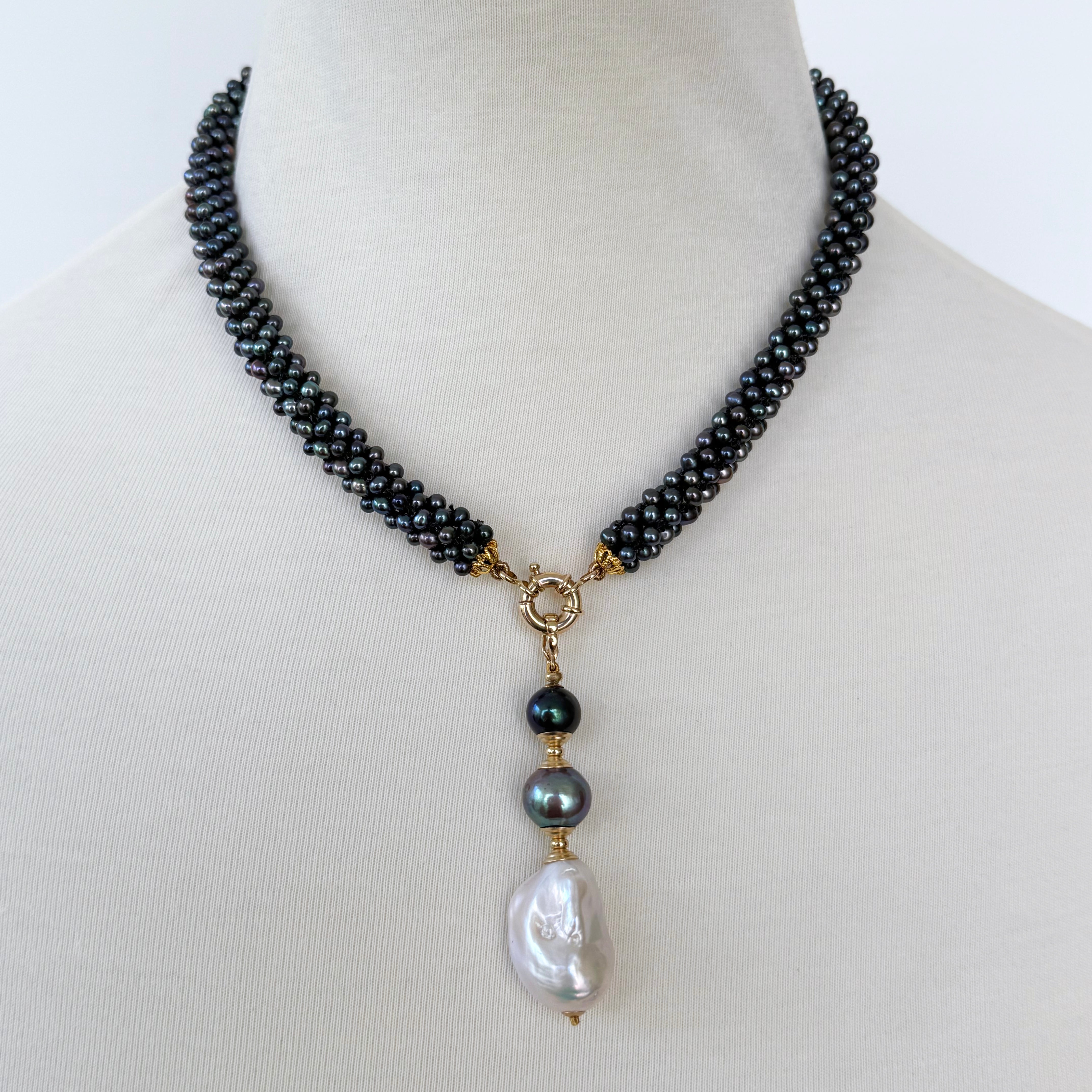 Magnifique pièce unique réalisée par Marina J. Ce collier de corde est composé de perles noires tressées de façon complexe pour former un carré épais. Les perles noires présentent un éclat très doux de type 